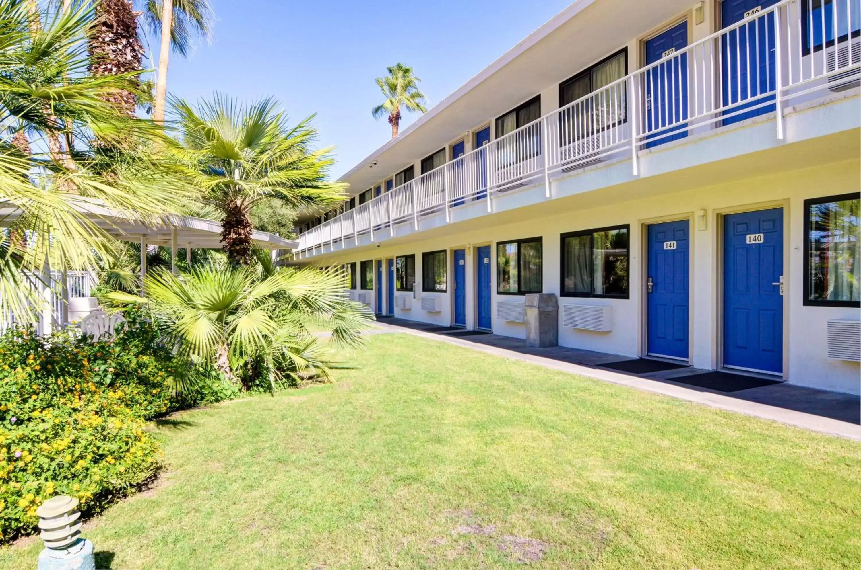 Property Building in Motel 6-Palm Springs, CA - East - Palm Canyon