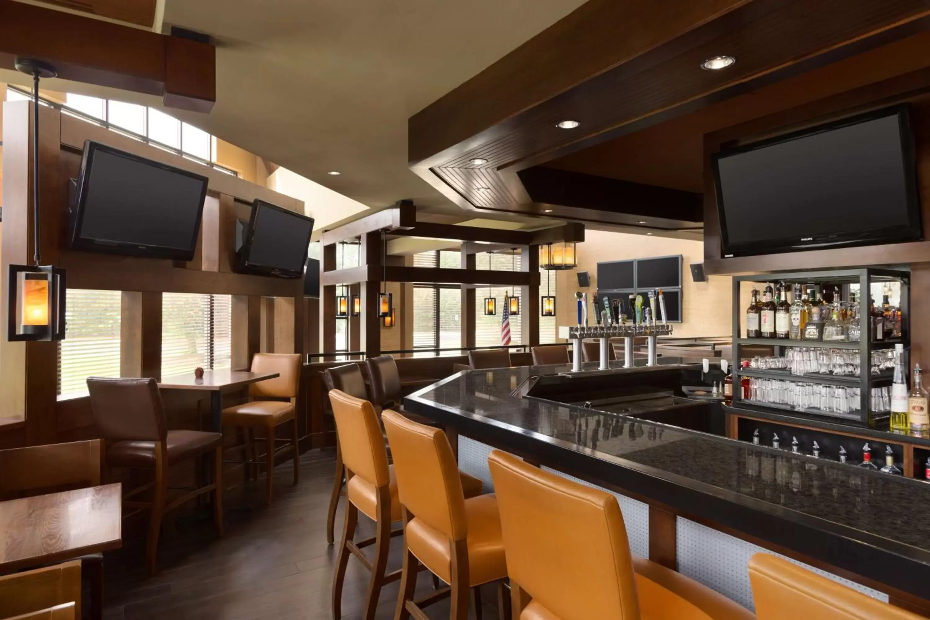 Restaurant/places to eat, Lounge/Bar in DoubleTree by Hilton Bradley International Airport