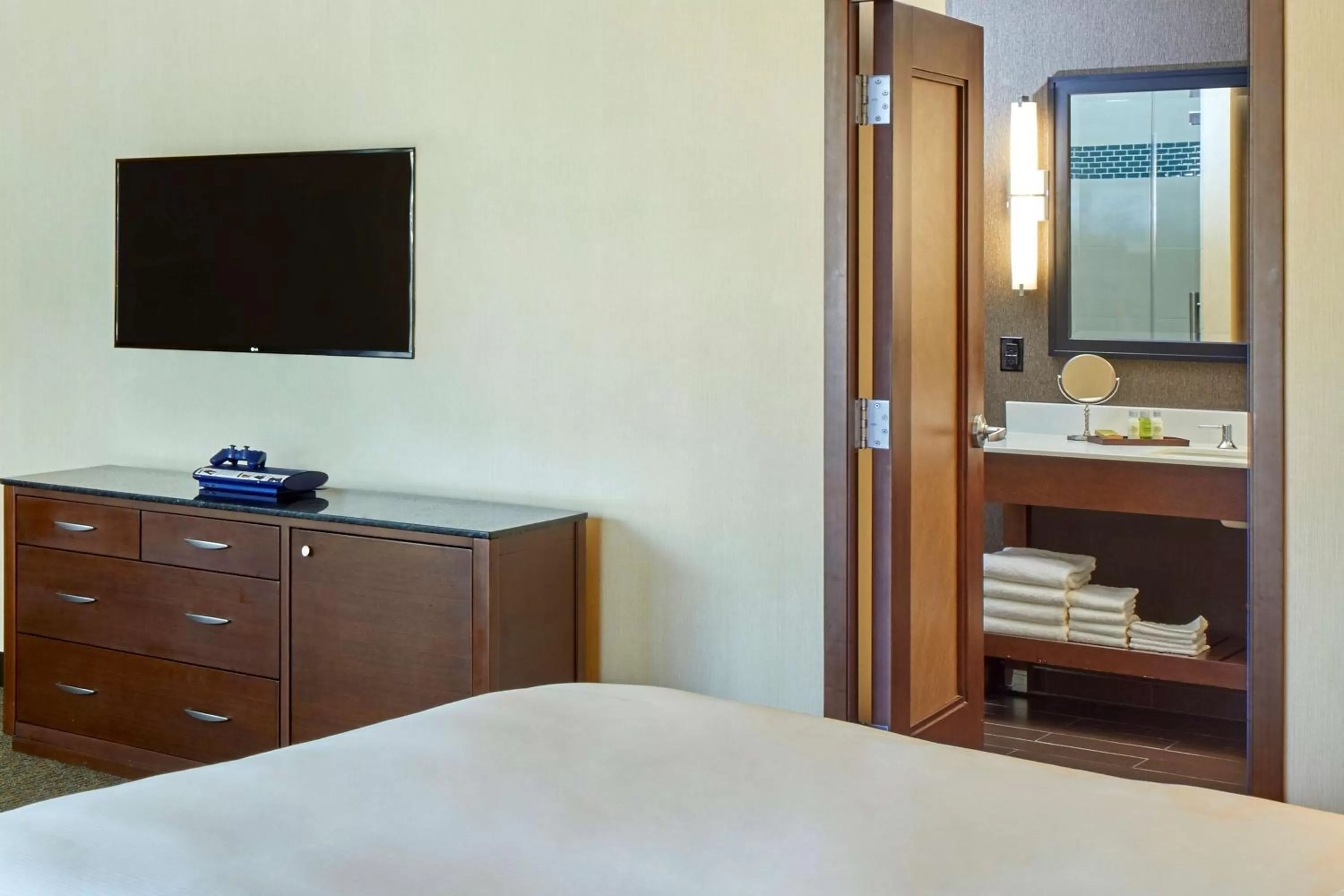Bathroom, Bed in DoubleTree by Hilton Alana - Waikiki Beach