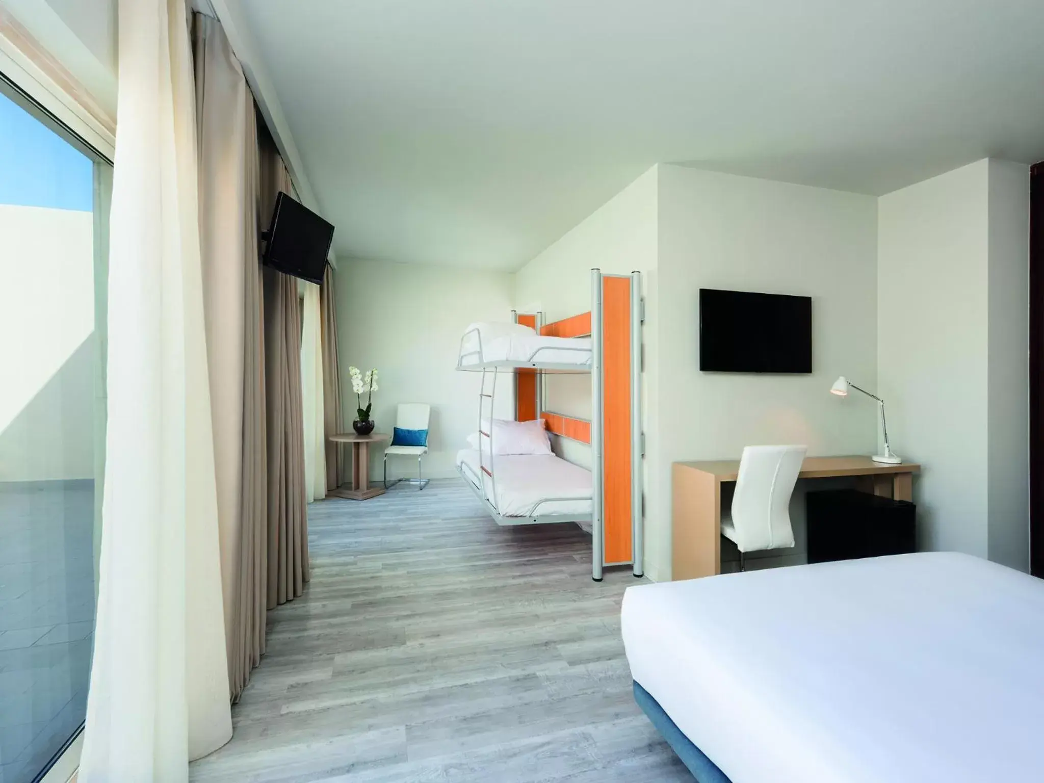 Bedroom, TV/Entertainment Center in TRYP by Wyndham Lisboa Caparica Mar