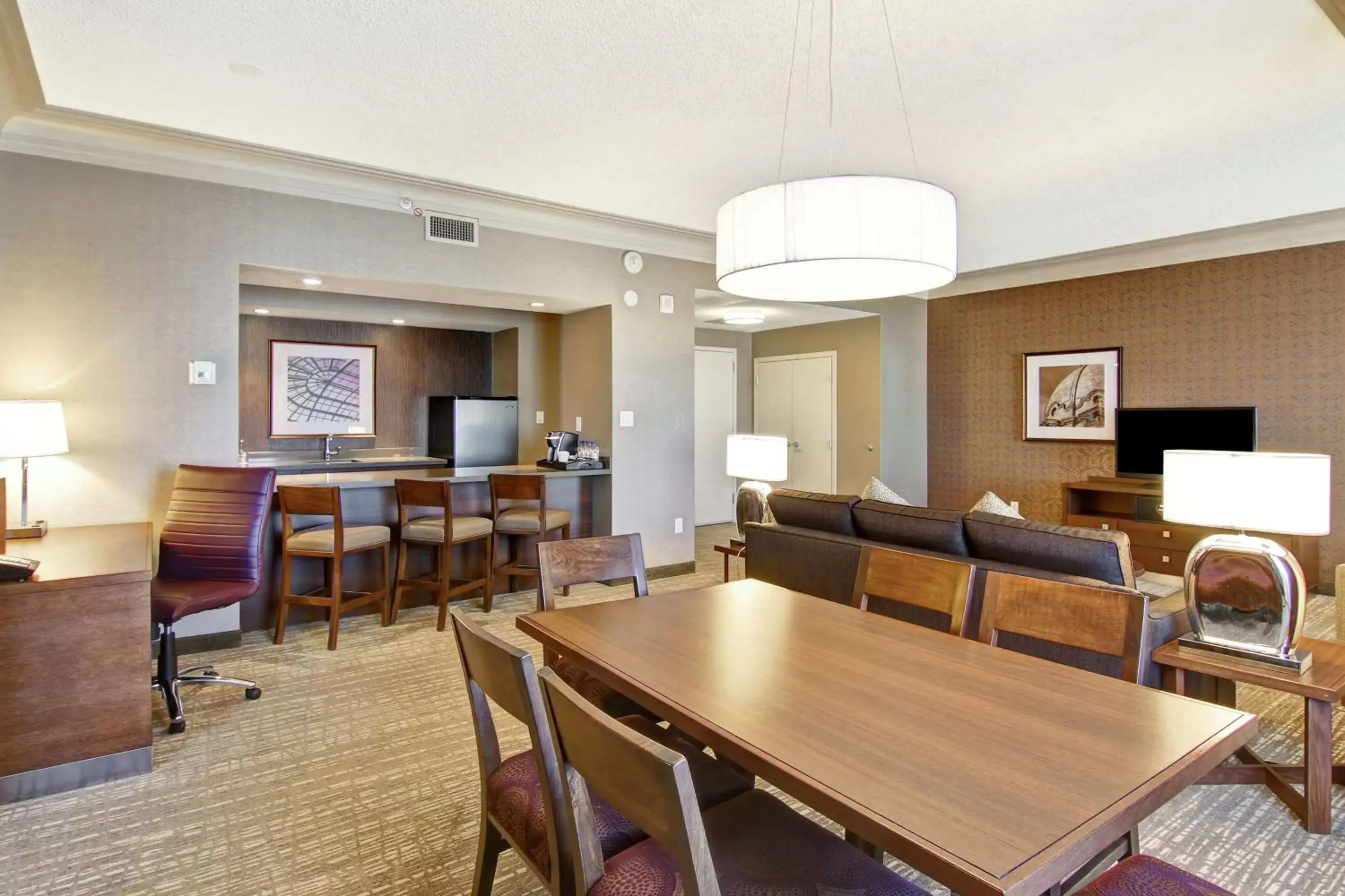 Living room, Dining Area in DoubleTree by Hilton West Edmonton
