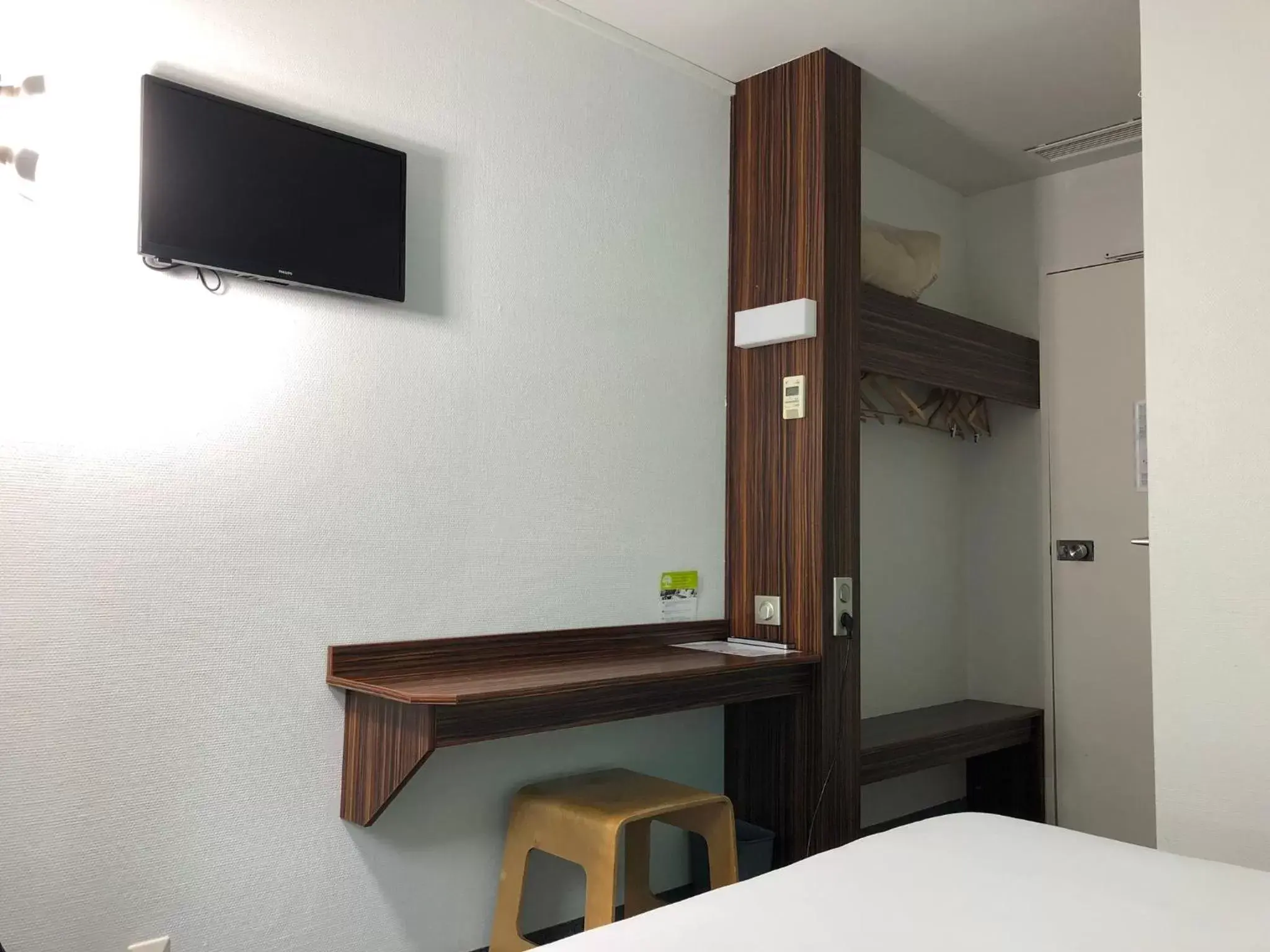 Bedroom, TV/Entertainment Center in HALT HOTEL - Choisissez l'Hôtellerie Indépendante