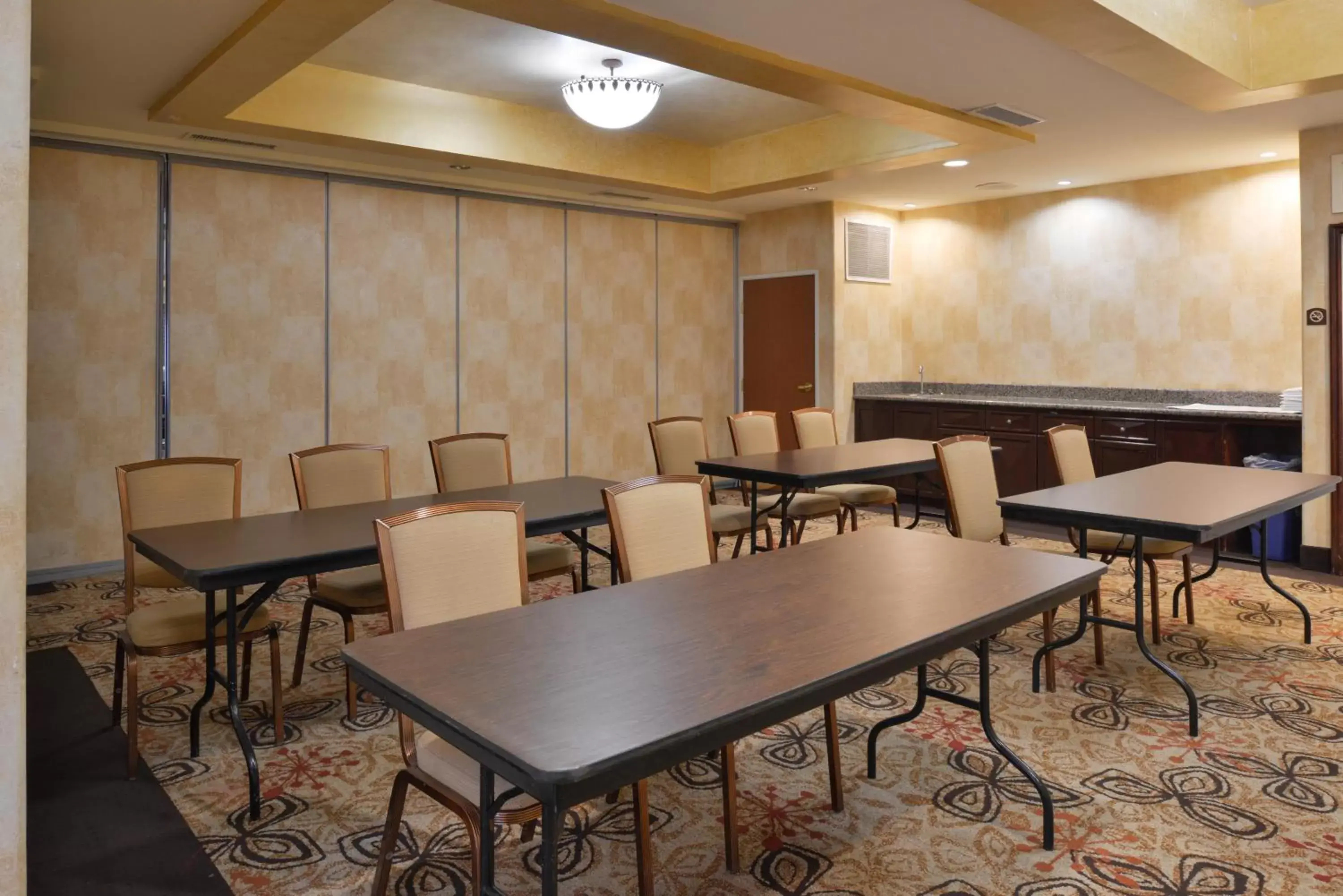 Meeting/conference room, Restaurant/Places to Eat in Holiday Inn Express Hotel & Suites El Centro, an IHG Hotel