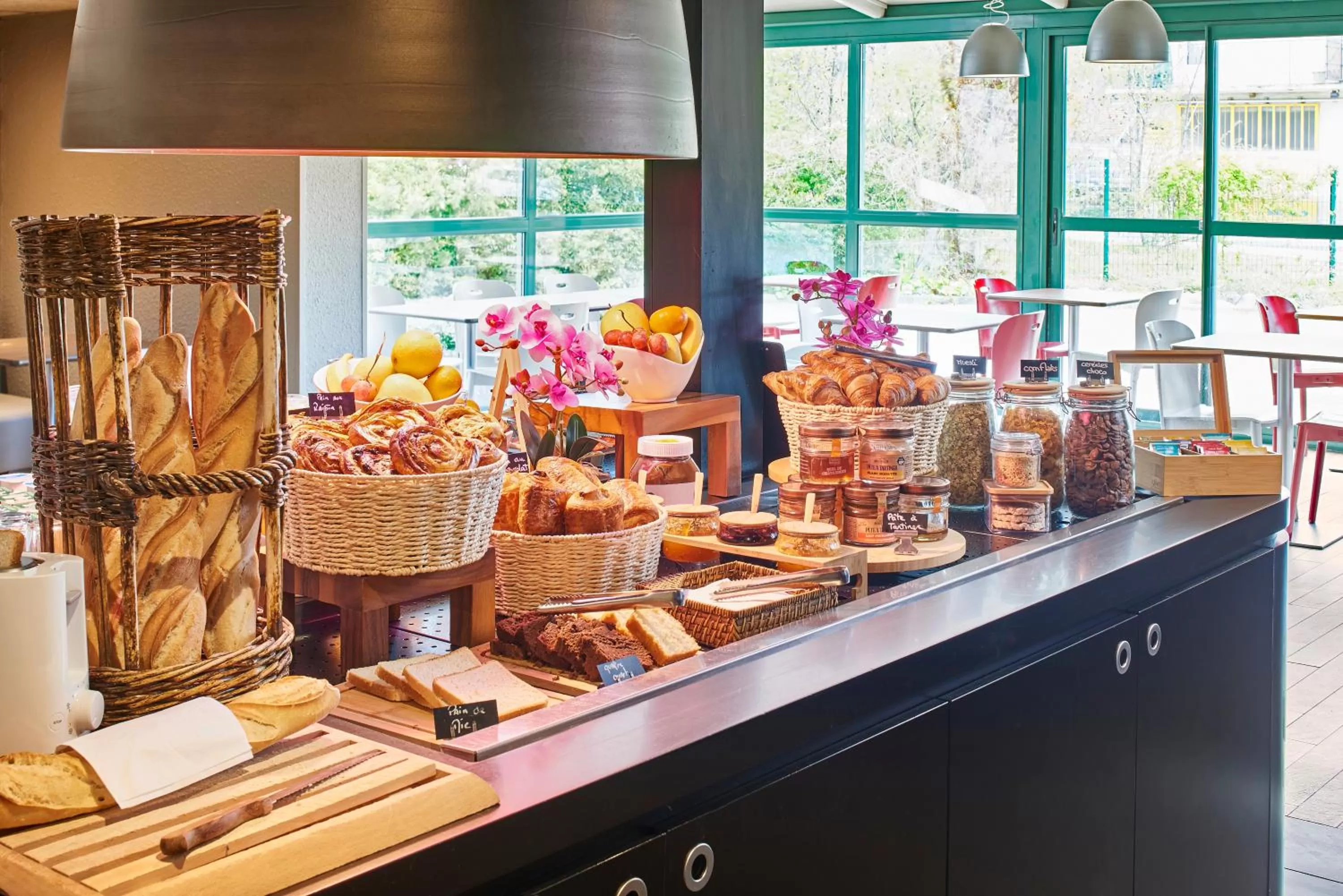 Food and drinks in Sure Hotel by Best Western Valence Nord