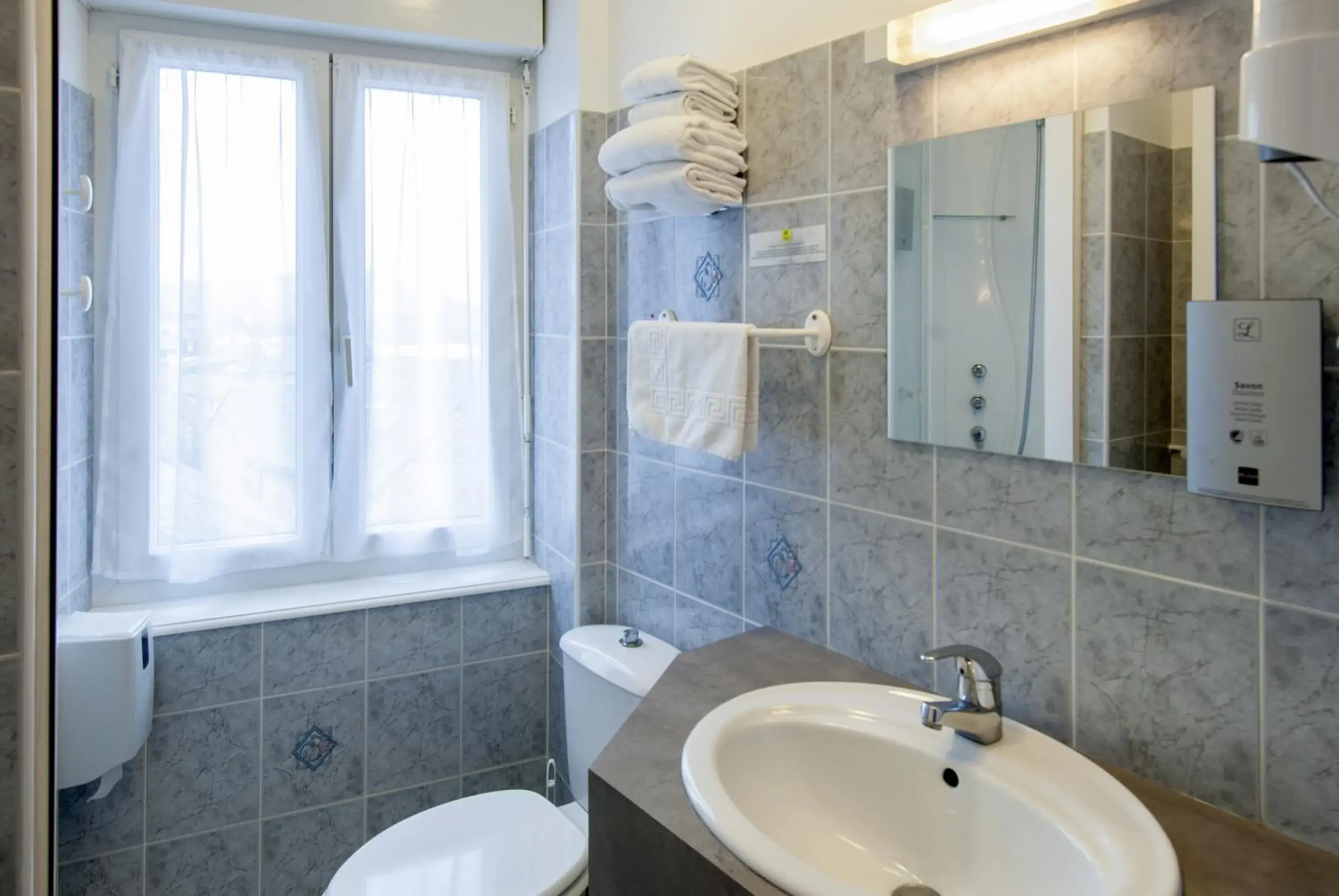 Bathroom in Logis de France Cazes Arazat