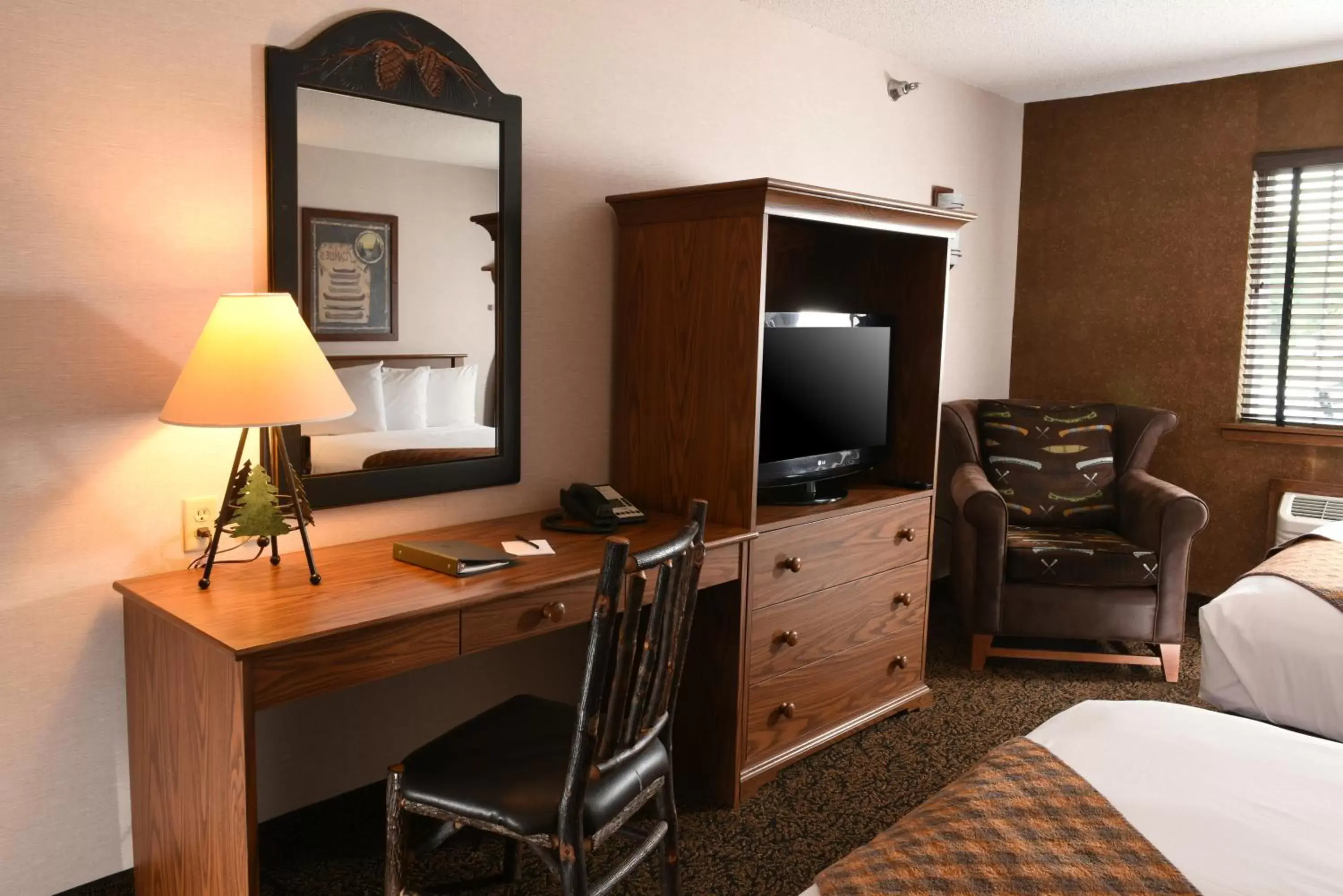 TV and multimedia, TV/Entertainment Center in Stoney Creek Hotel Des Moines - Johnston