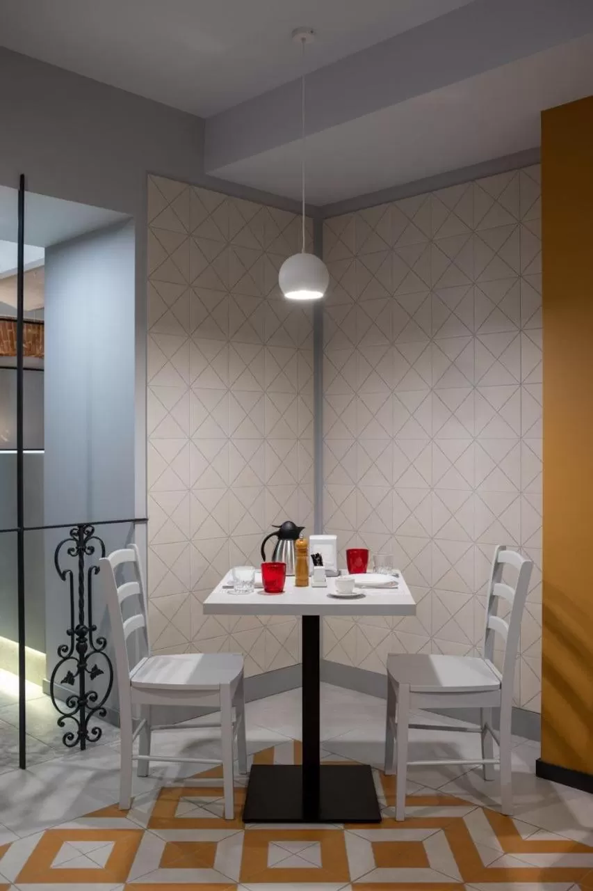 Dining area in Four Rooms City