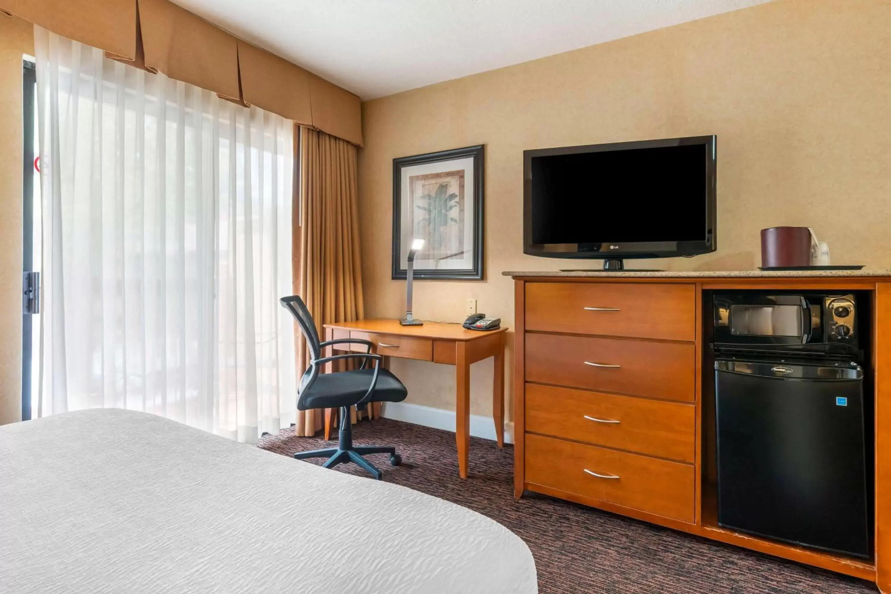 Bedroom, TV/Entertainment Center in Best Western Plus Placerville Inn