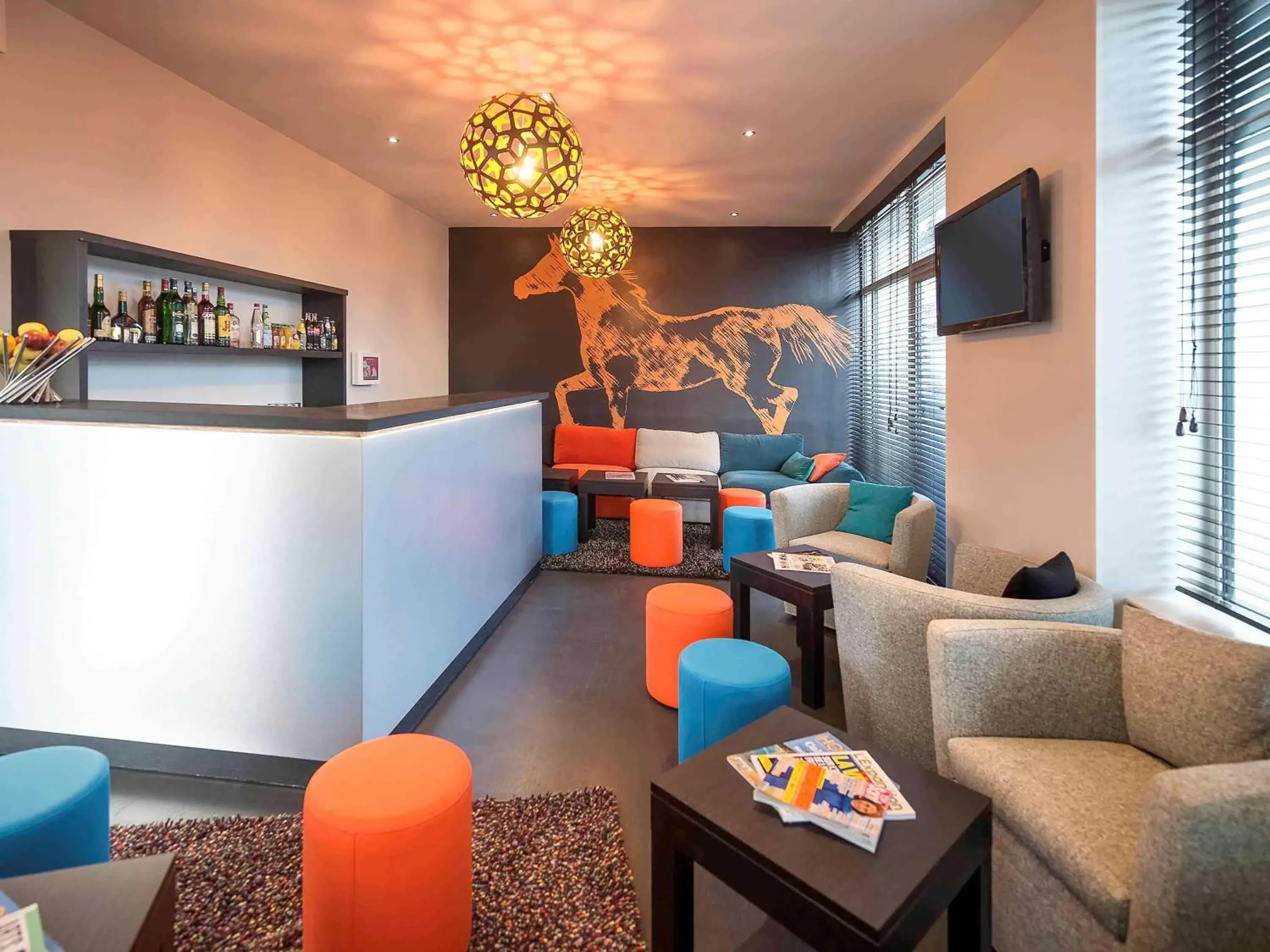 Lounge or bar, Lobby/Reception in ibis Styles Saumur Gare Centre