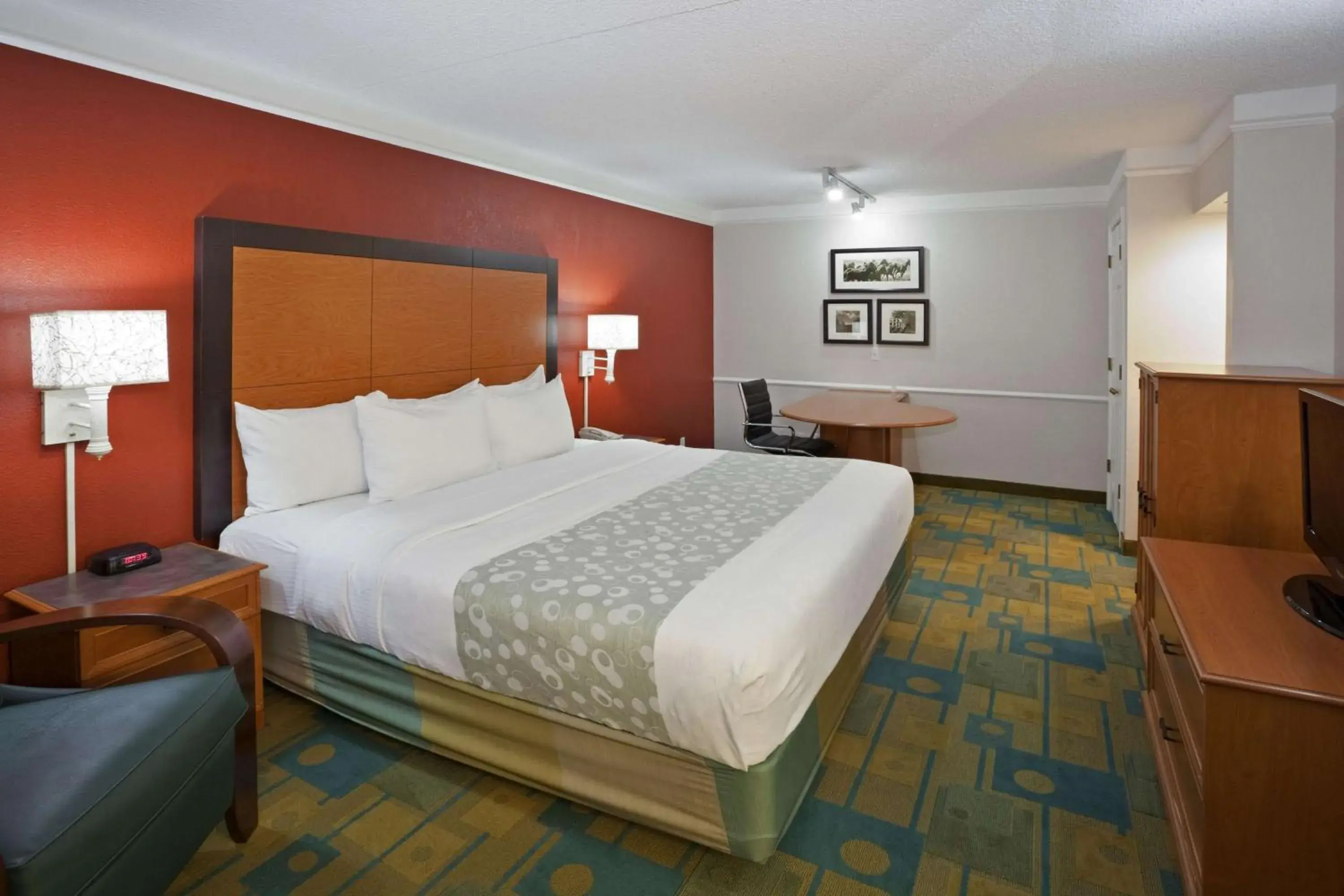 Photo of the whole room, Bed in La Quinta Inn by Wyndham Phoenix Sky Harbor Airport