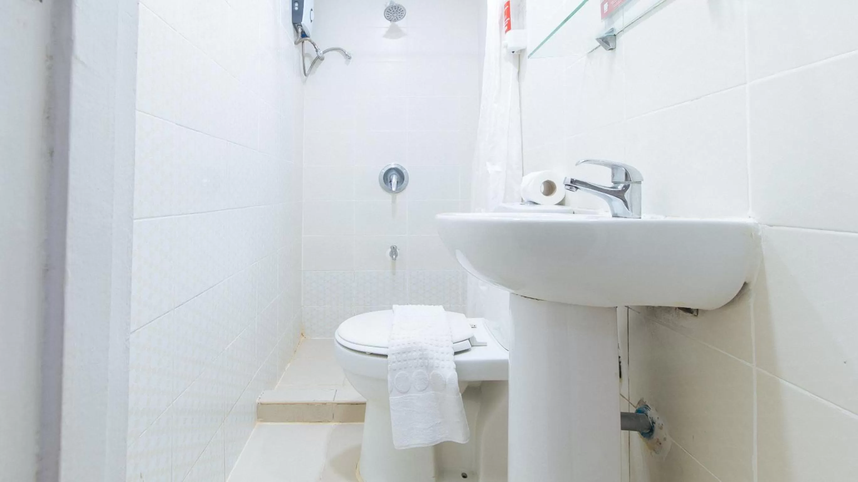 Toilet, Bathroom in RedDoorz Premium near Greenbelt Makati - Vaccinated Staff