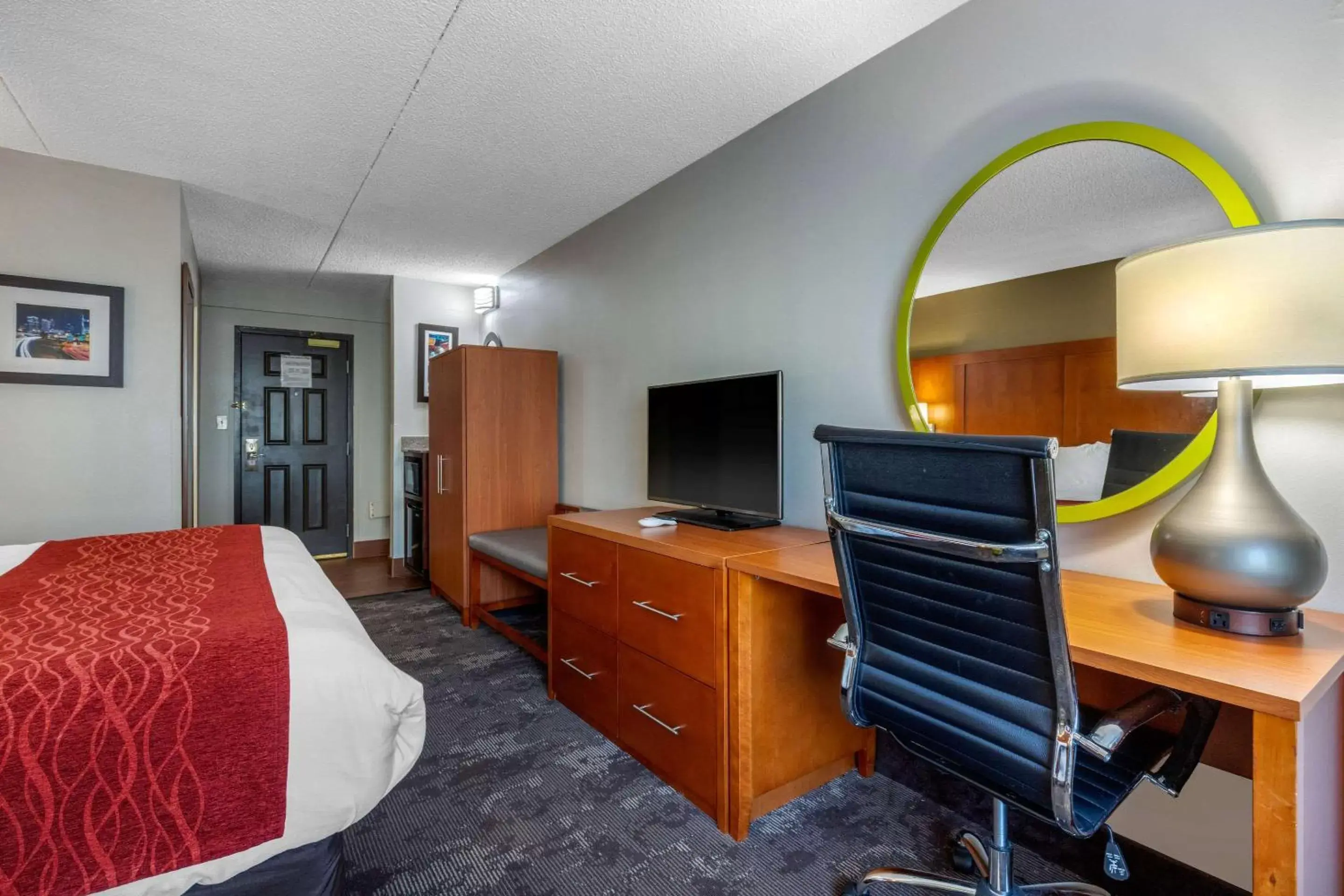 Photo of the whole room, TV/Entertainment Center in Comfort Inn & Suites Nashville-Antioch