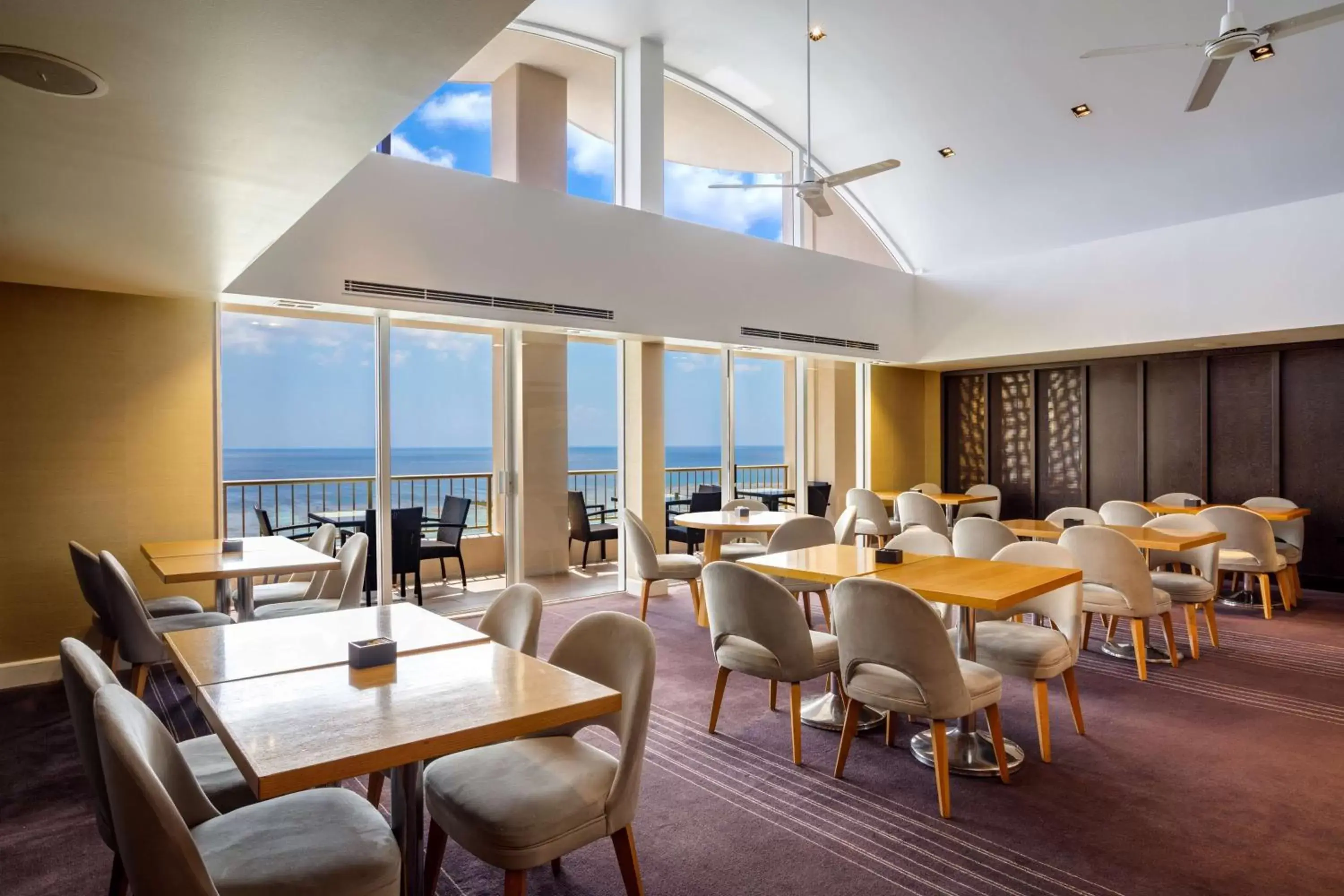 Lounge or bar, Restaurant/Places to Eat in Hyatt Regency Guam