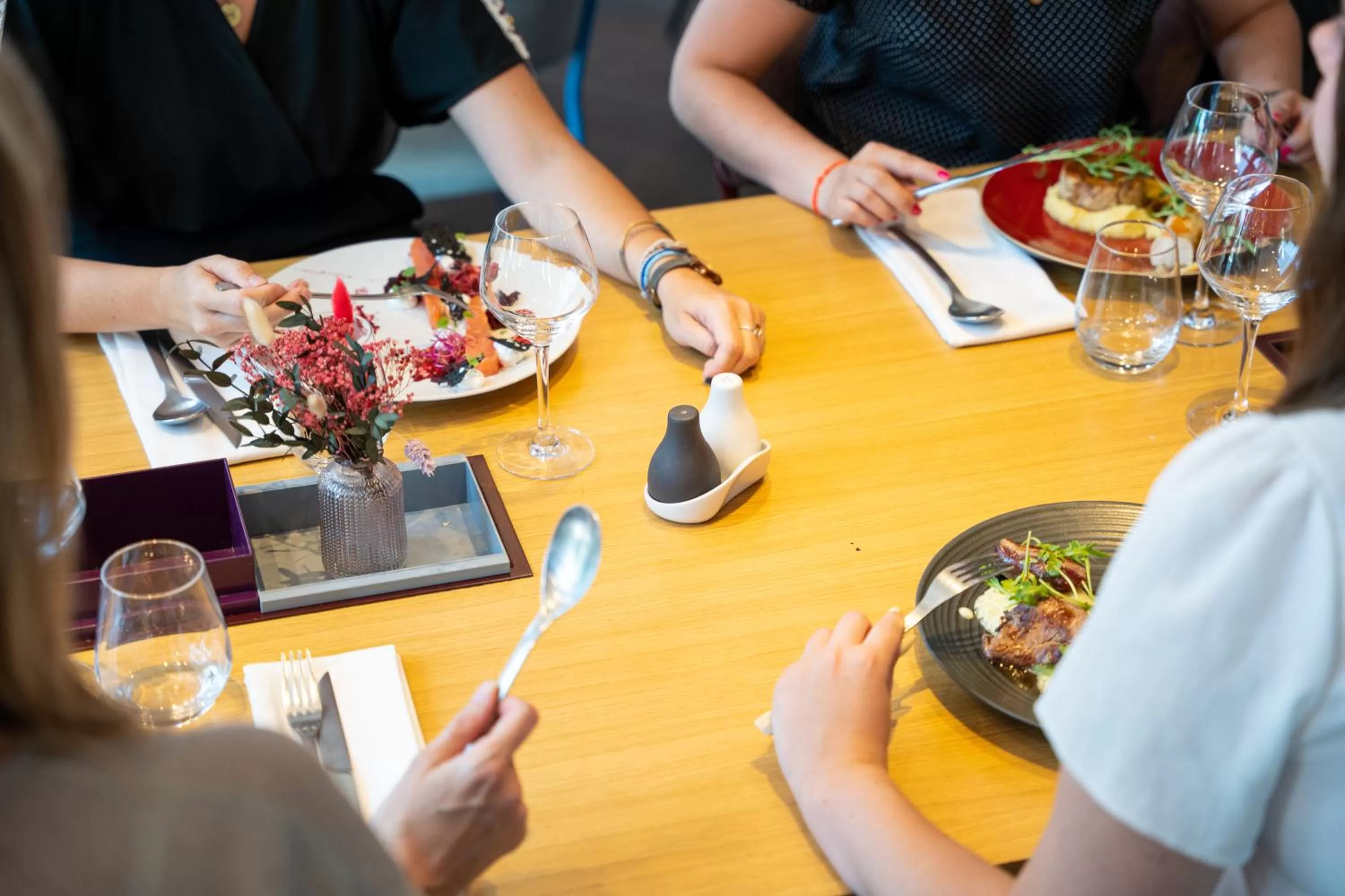 Restaurant/places to eat in Aiden by Best Western Clermont-Ferrand Hotel & Spa