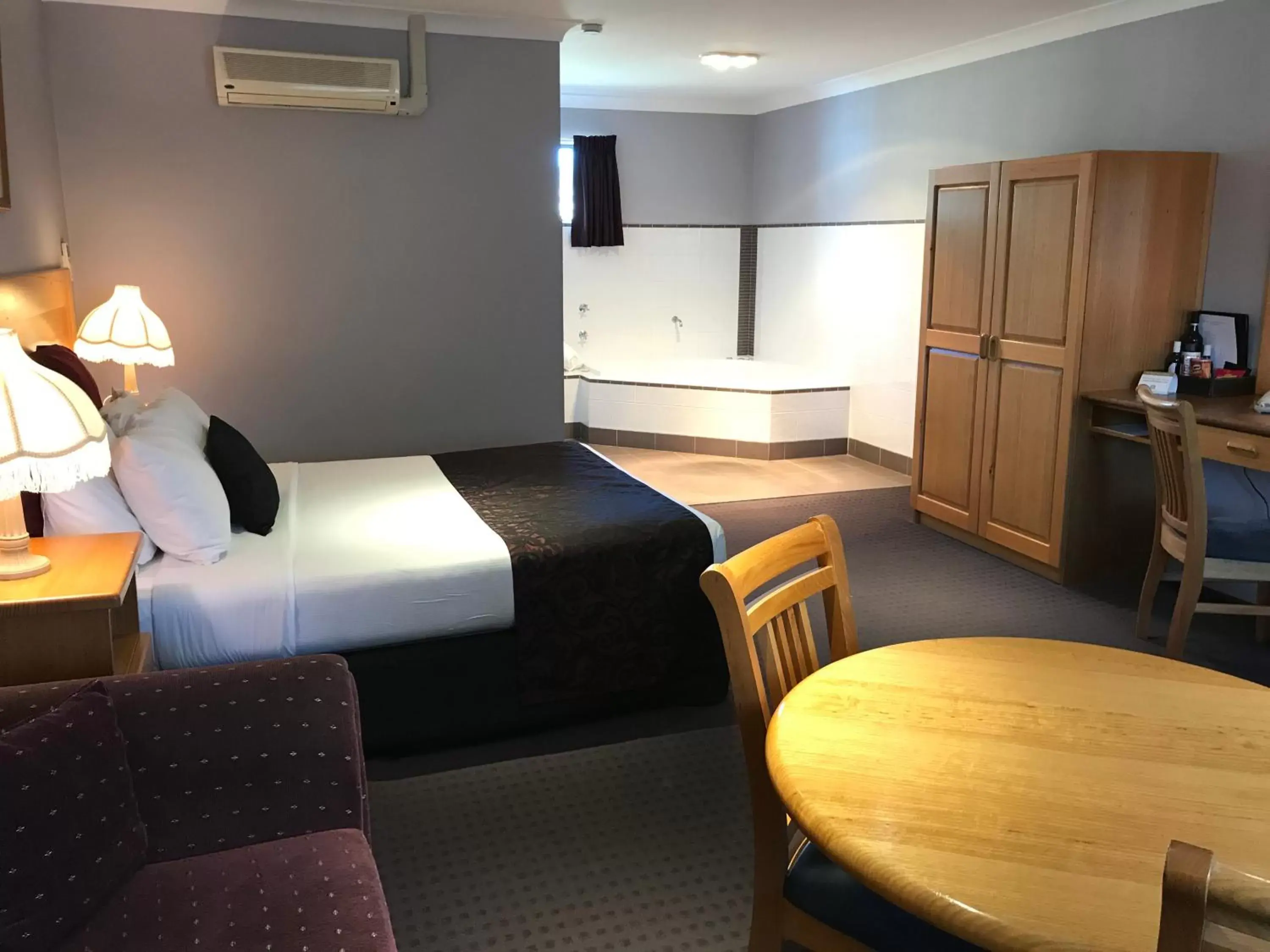 Bathroom, Bed in Sunseeker Motor Inn