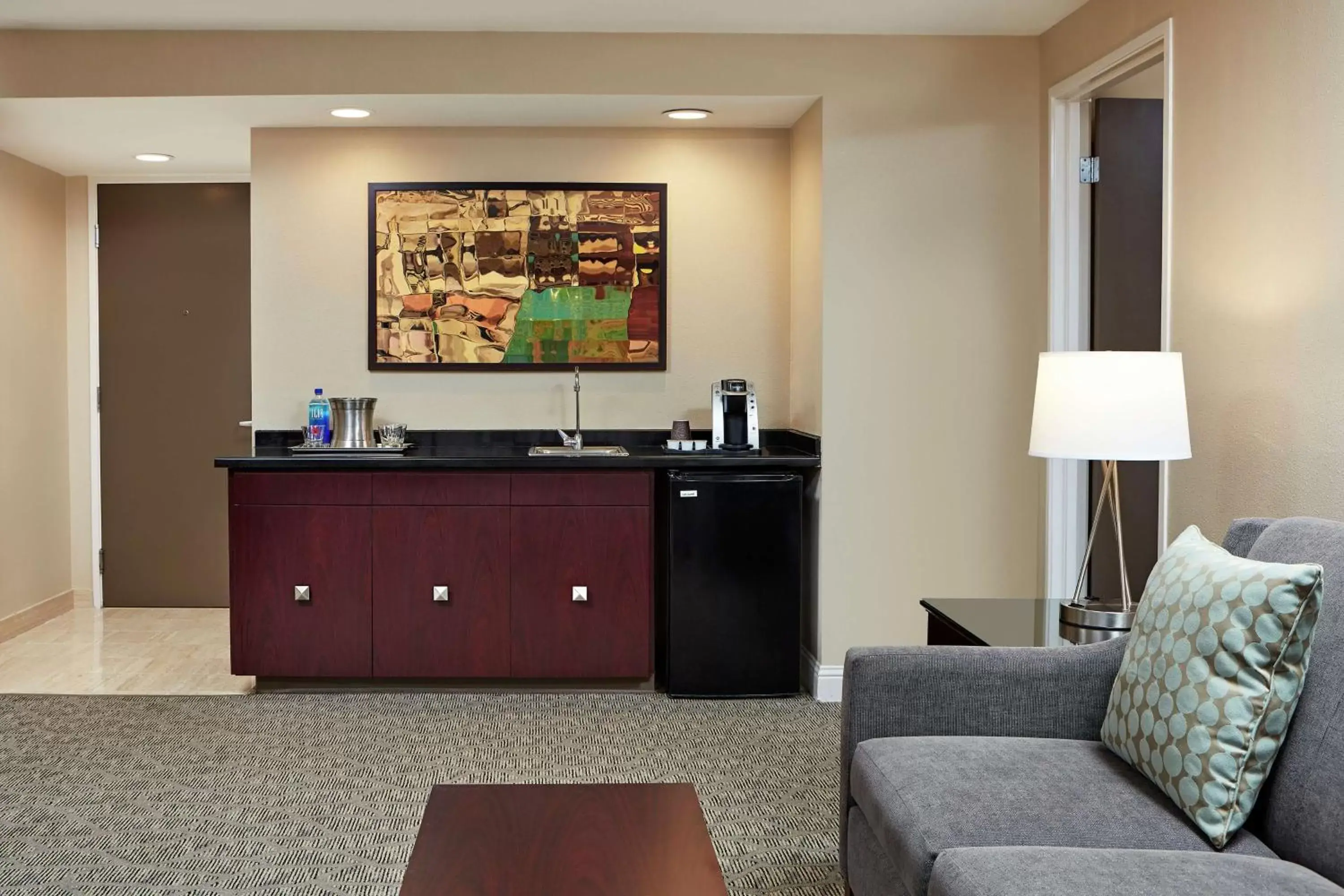 Living room, TV/Entertainment Center in Hilton Houston Plaza/Medical Center
