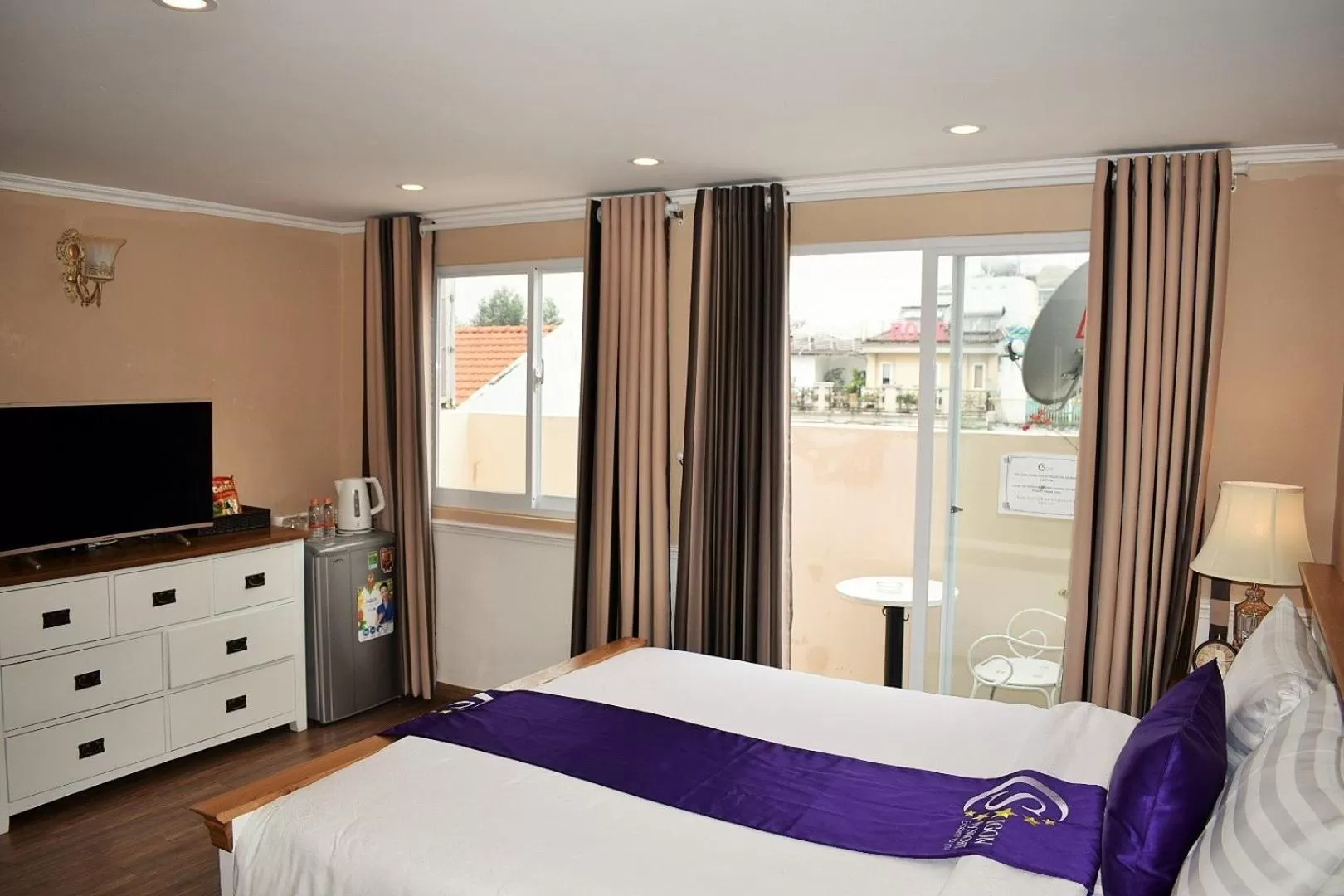 Bed in Saigon By Night Luxury Hotel