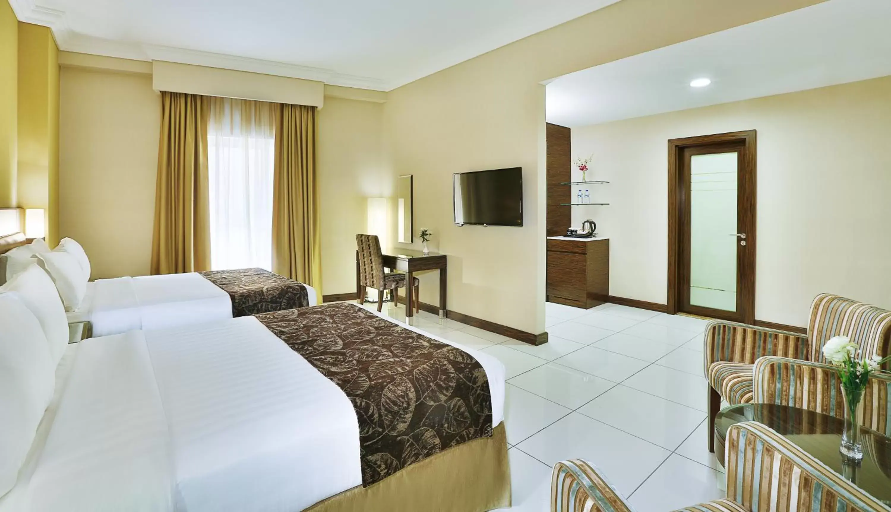 Deluxe Large Twin Room in Gateway Hotel