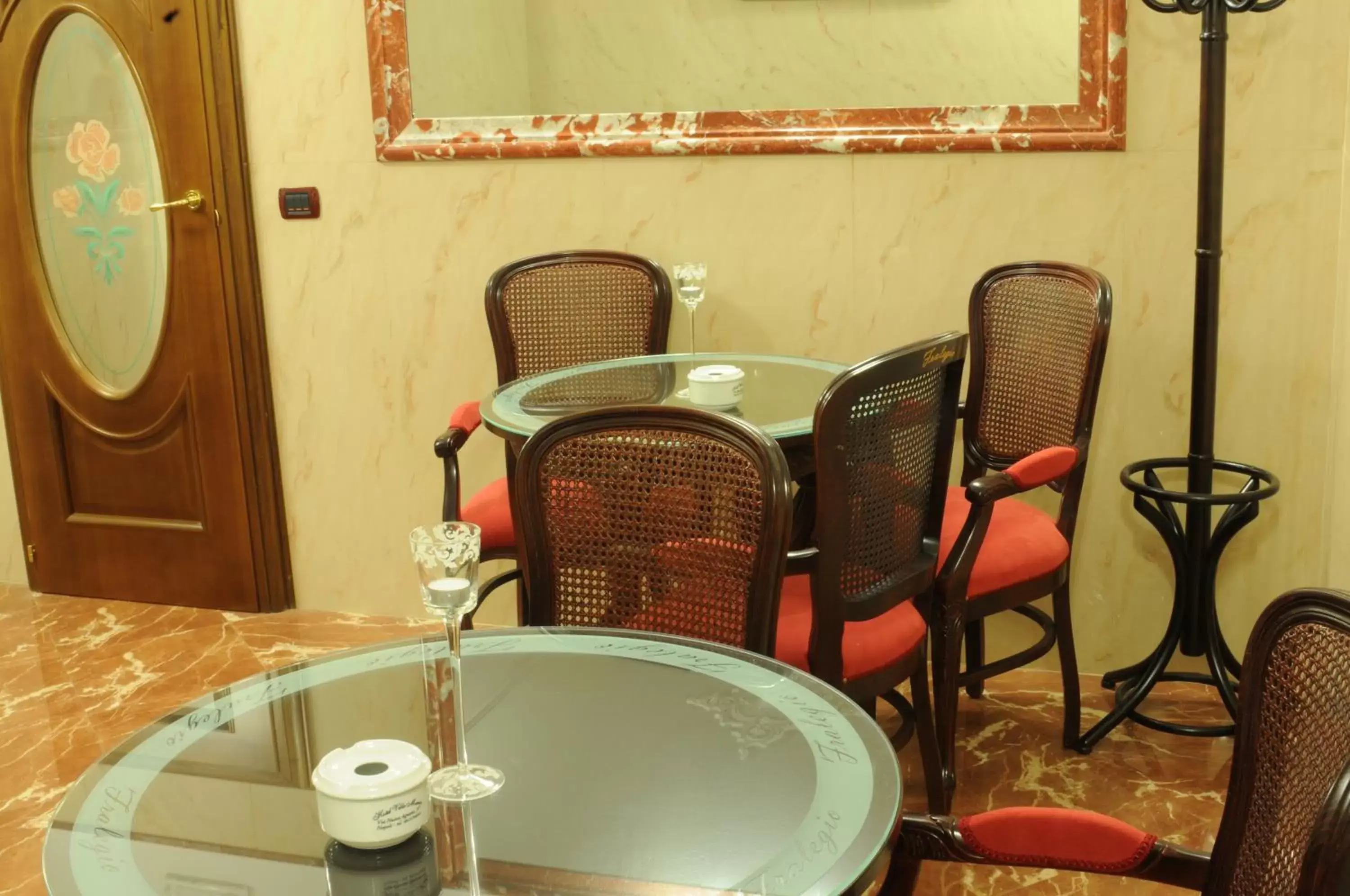 Restaurant/places to eat, Bathroom in Hotel Villa Maria