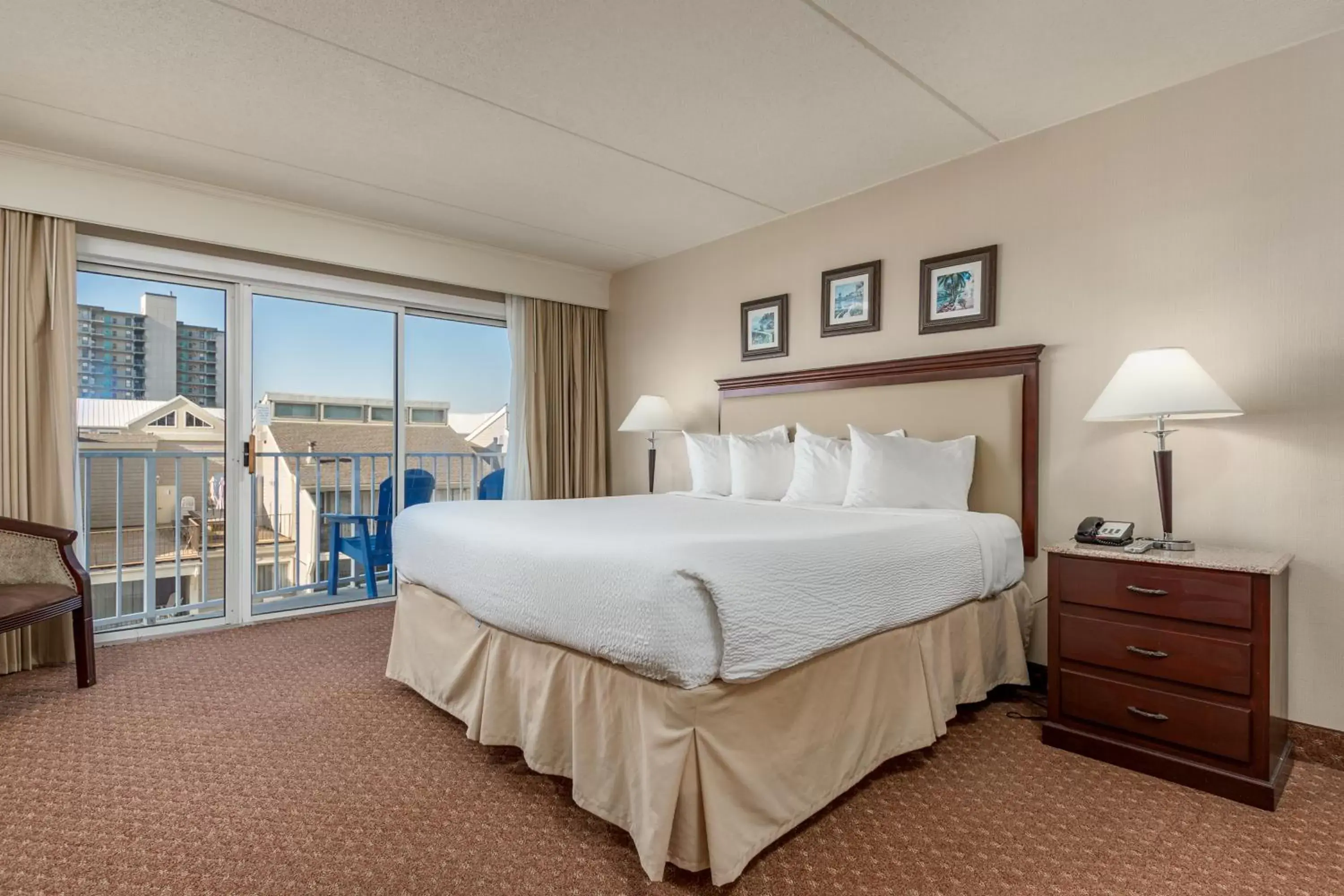 Balcony/Terrace, Bed in Princess Royale Oceanfront Resort