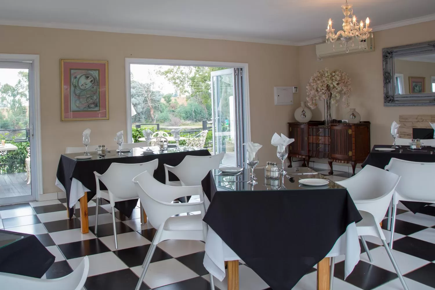 Dining area in Bri-Shel Manor B&B