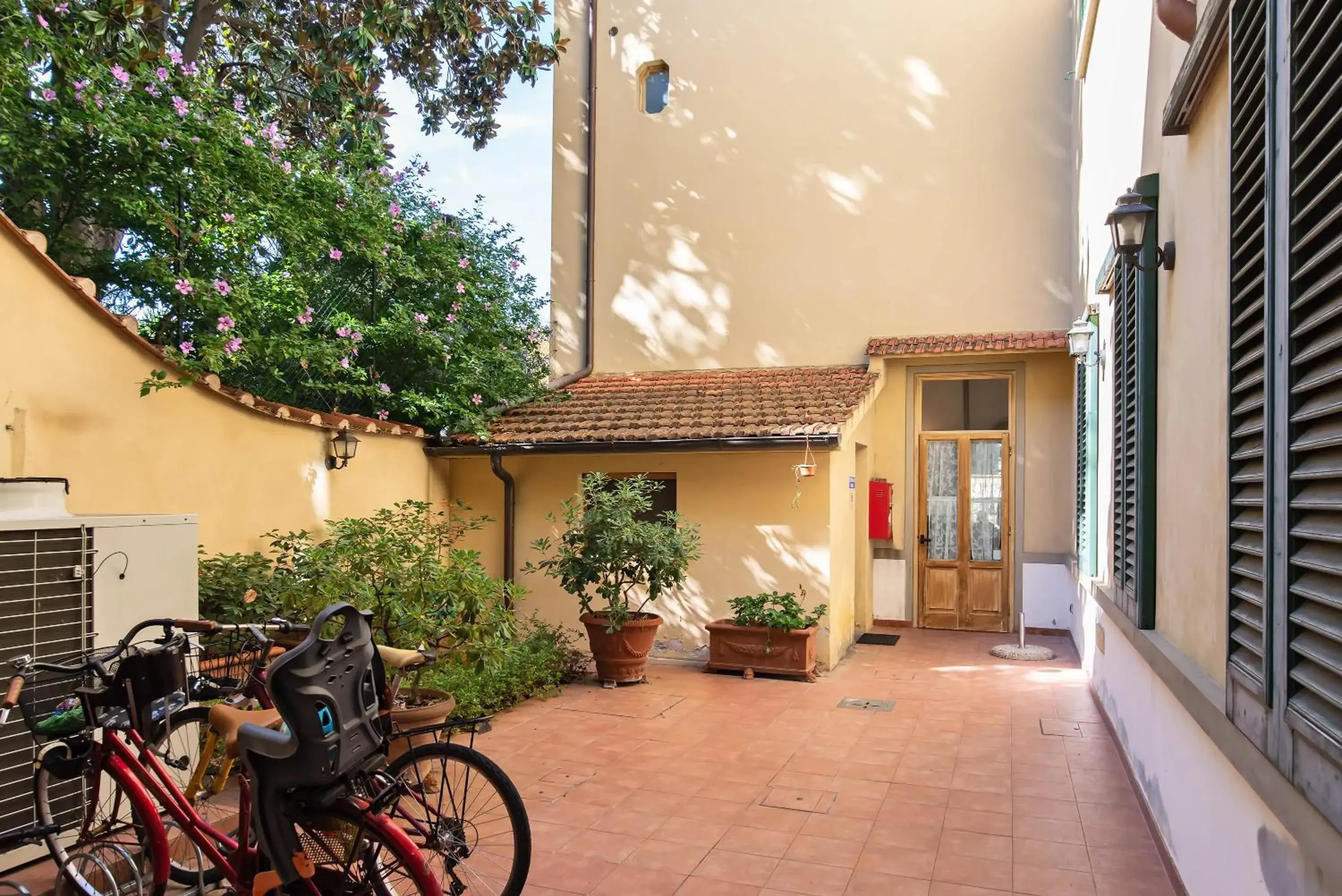 Inner courtyard view in Hotel Bonifacio Inner courtyard view in Hotel Bonifacio