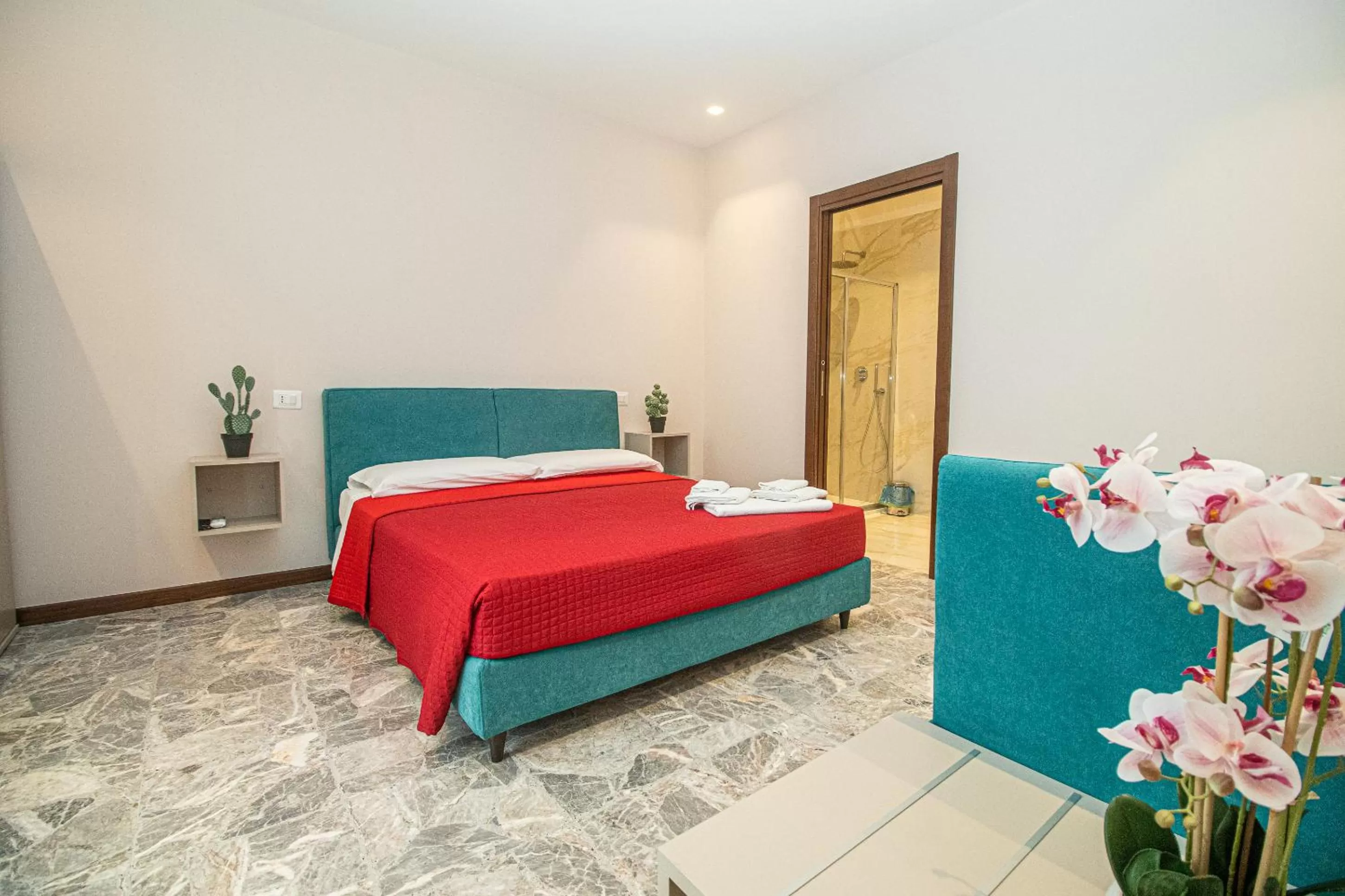 Photo of the whole room, Bed in suebi rooms