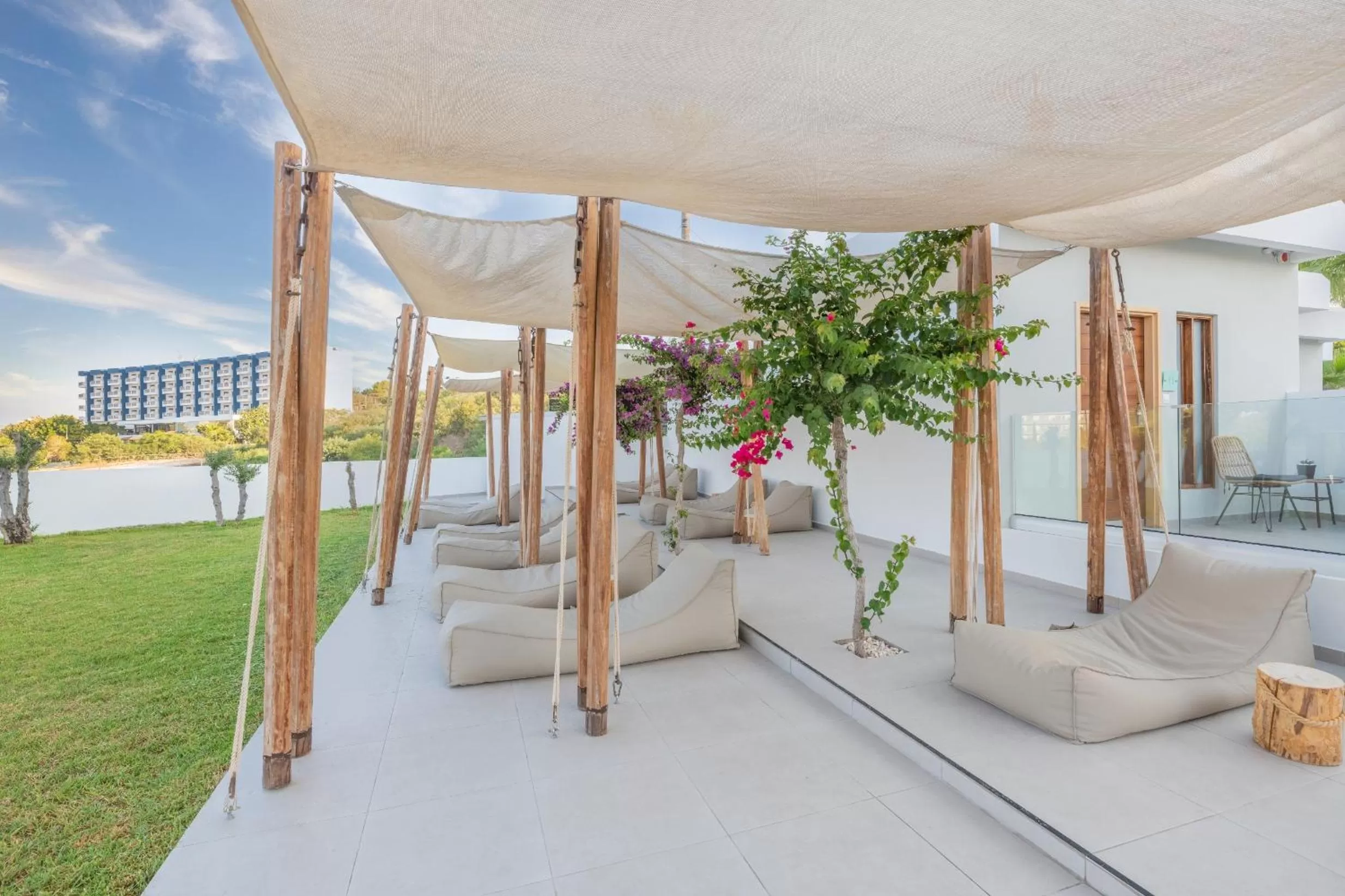 Patio in Napa Mermaid Hotel & Suites