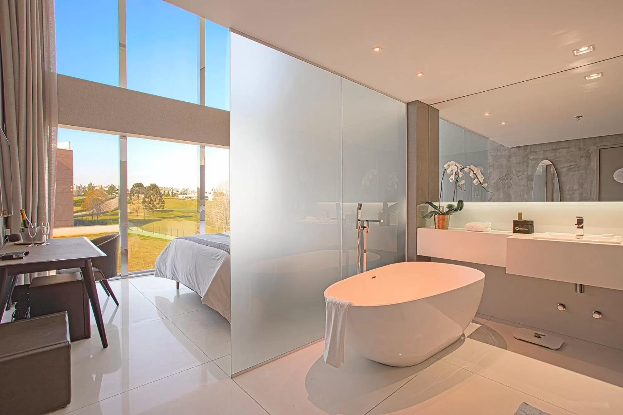 Bathroom in Suryaa Hotel Pinhais, Curio Collection by Hilton