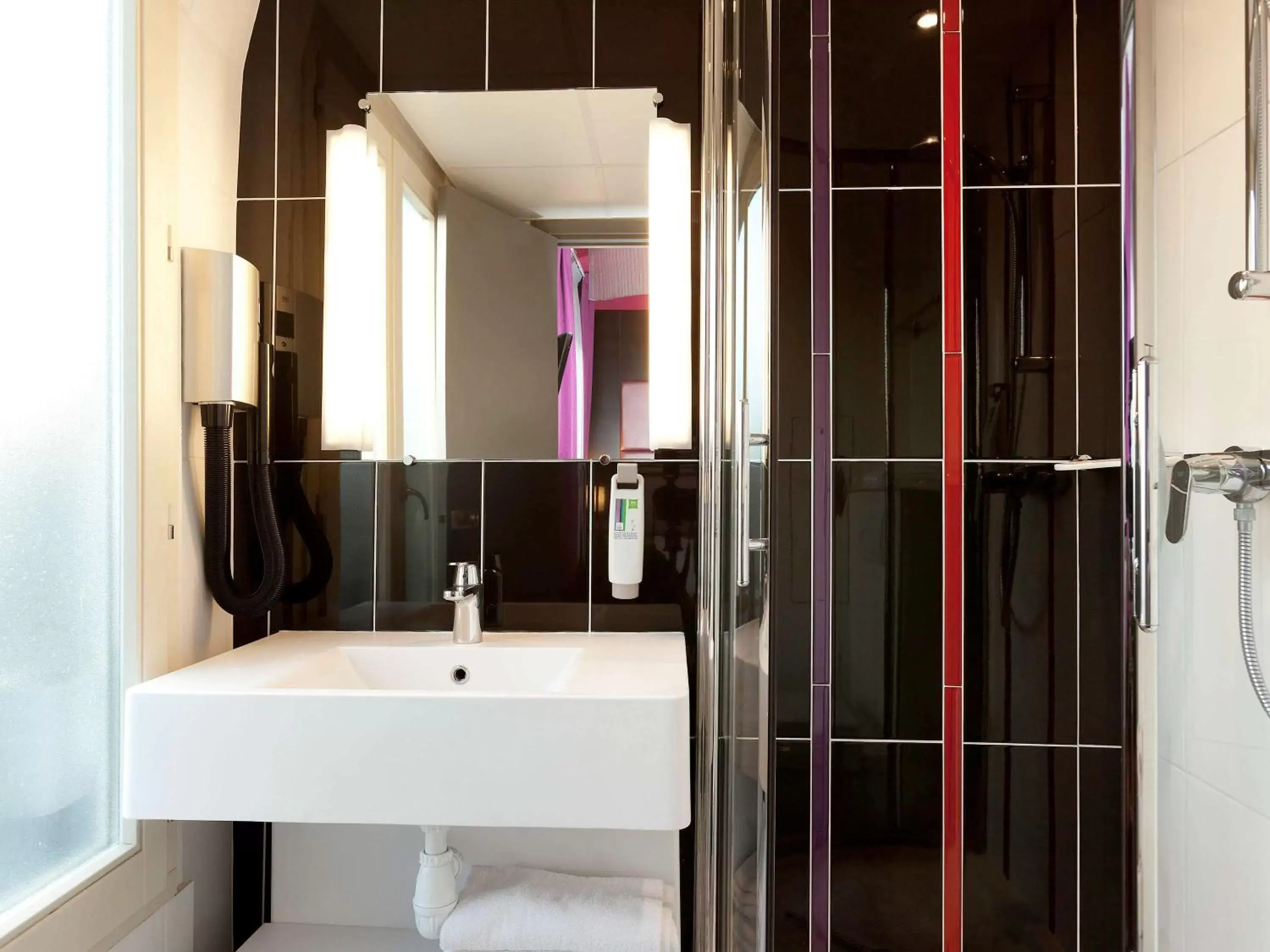 Photo of the whole room, Bathroom in Ibis Styles Paris Pigalle Montmartre