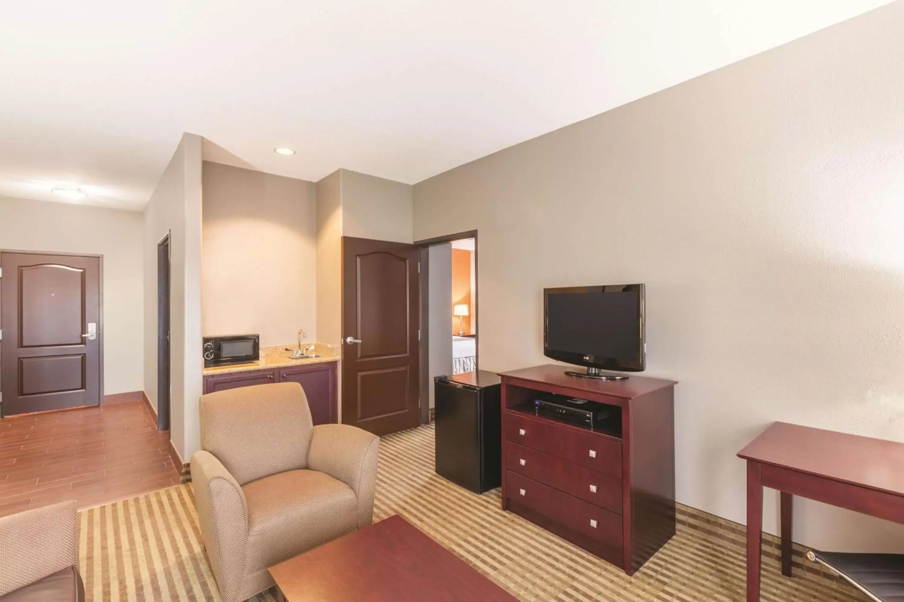 Photo of the whole room, TV/Entertainment Center in La Quinta by Wyndham Houston IAH Bush Intl Airport E