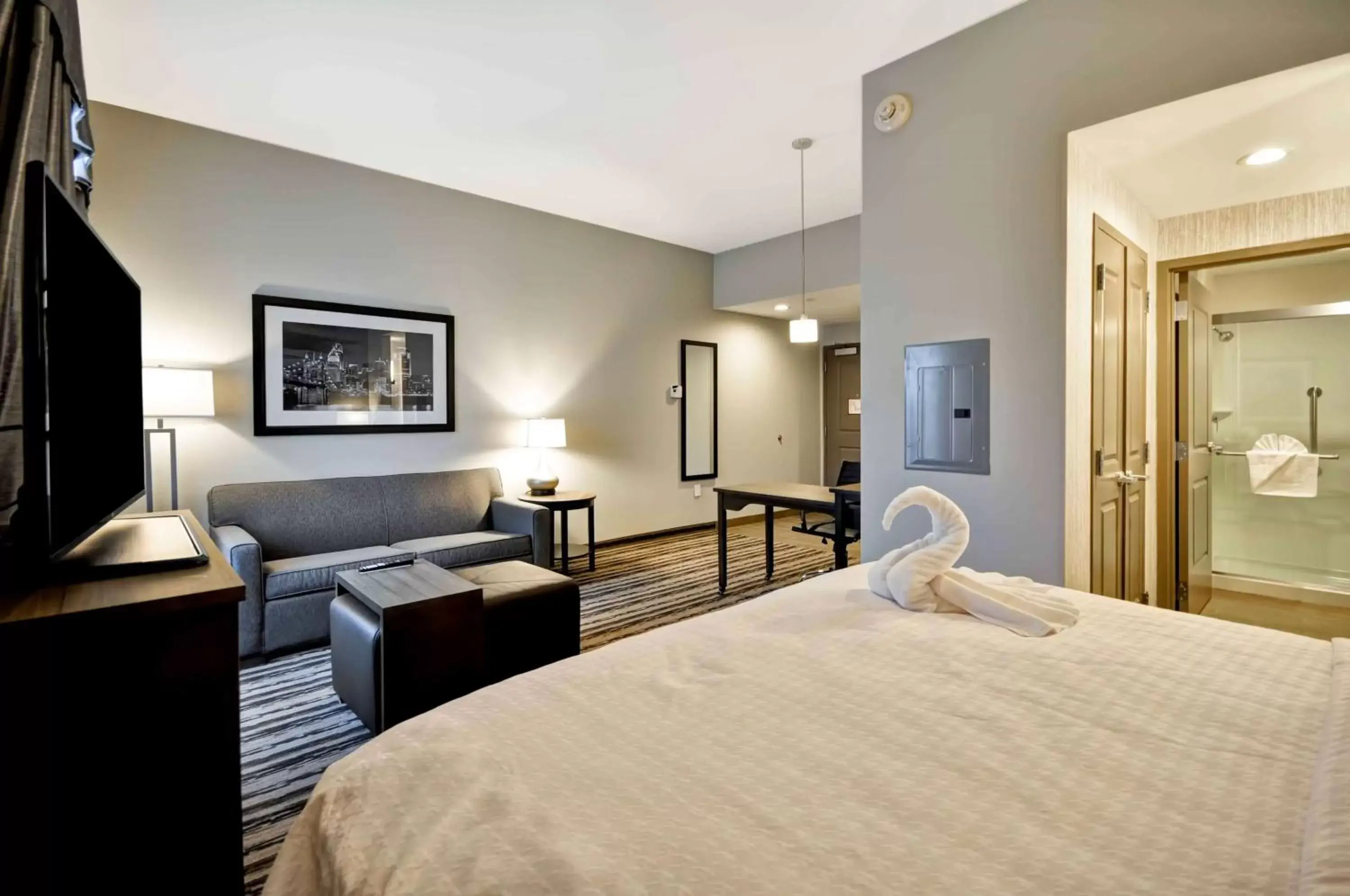 Bathroom, Bed in Homewood Suites by Hilton Cincinnati/West Chester