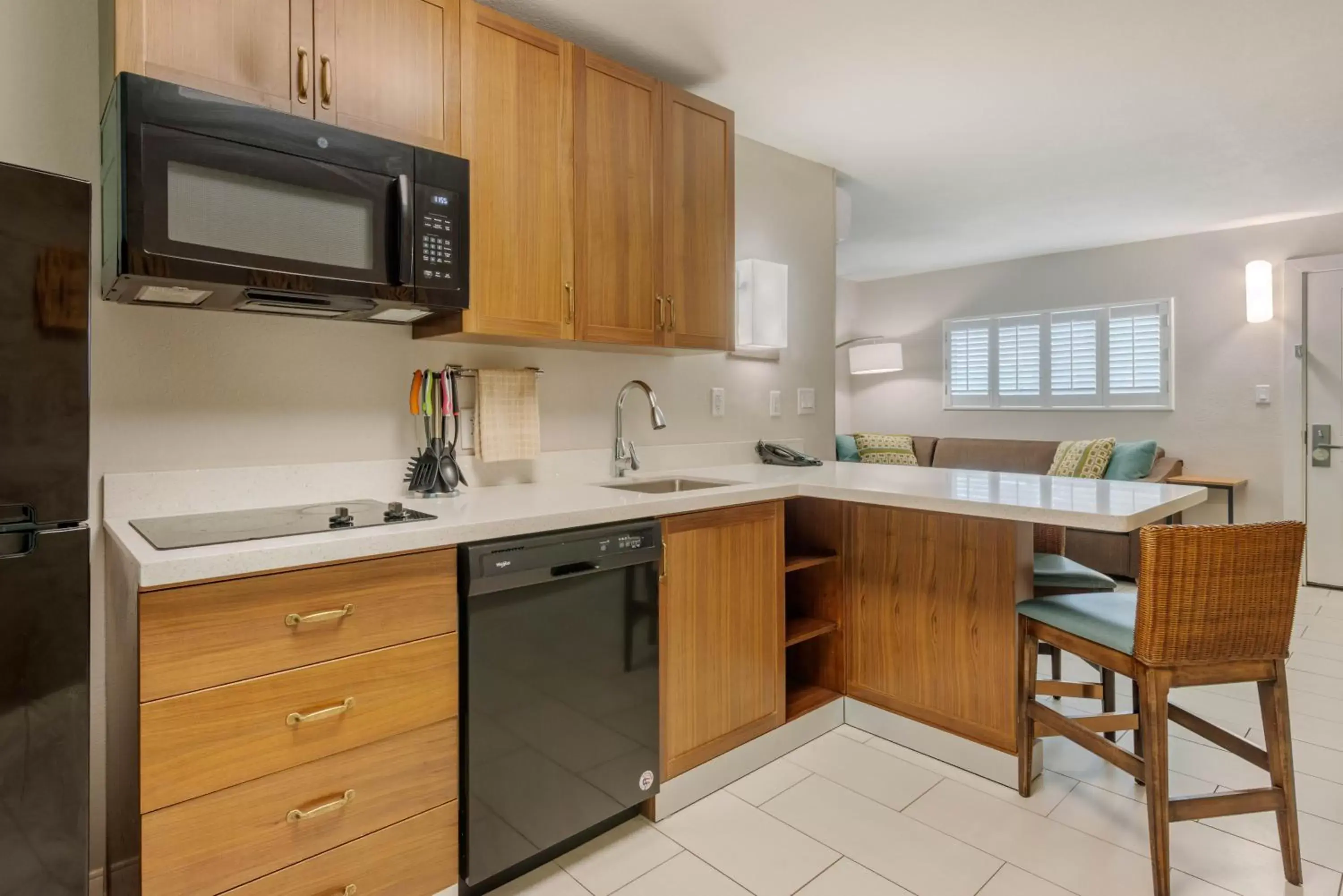 Dining area, Kitchen/Kitchenette in Seafarer Inn & Suites, Ascend Hotel Collection