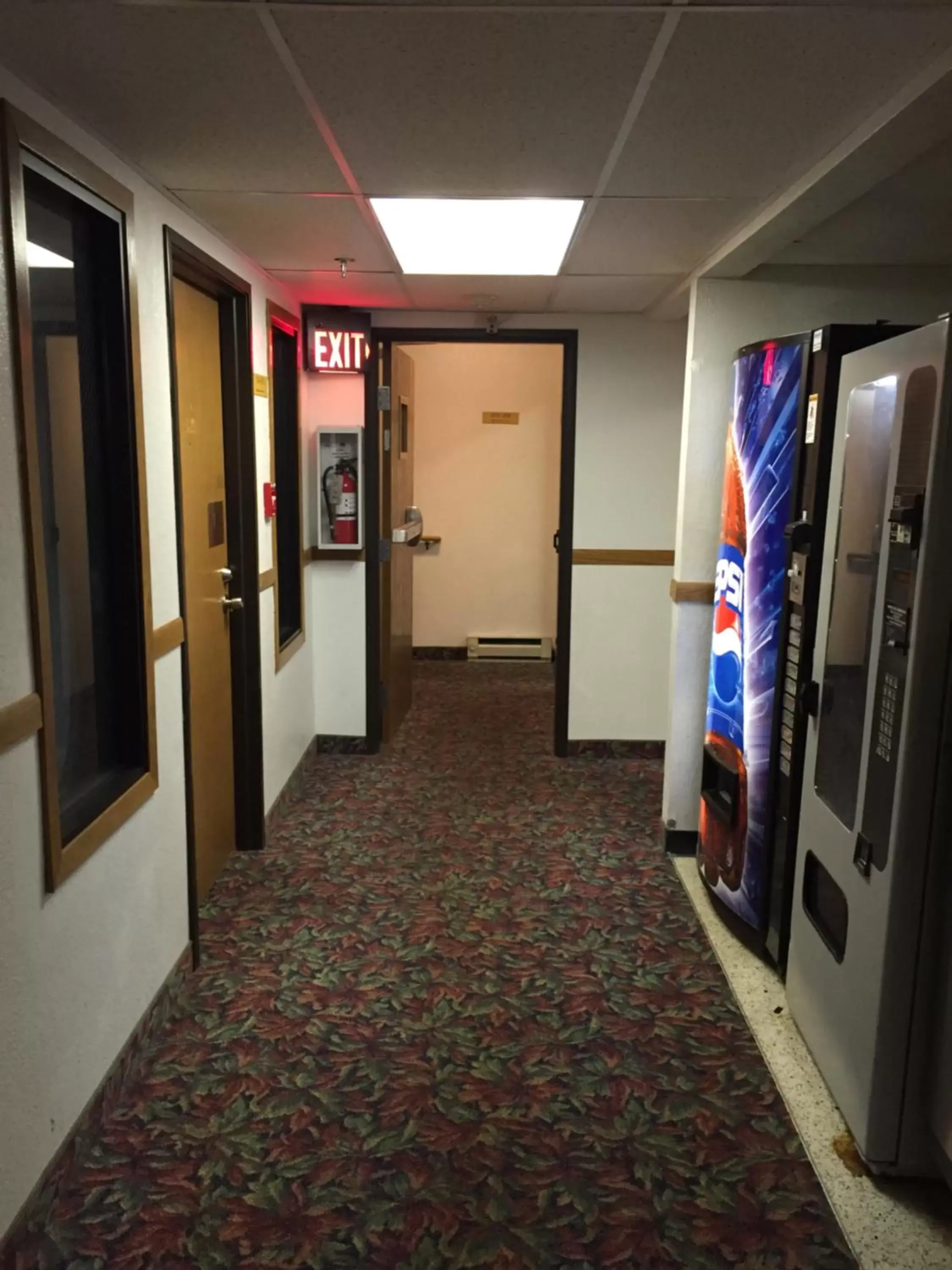 Kitchen/Kitchenette in Travelodge by Wyndham Redwood Falls