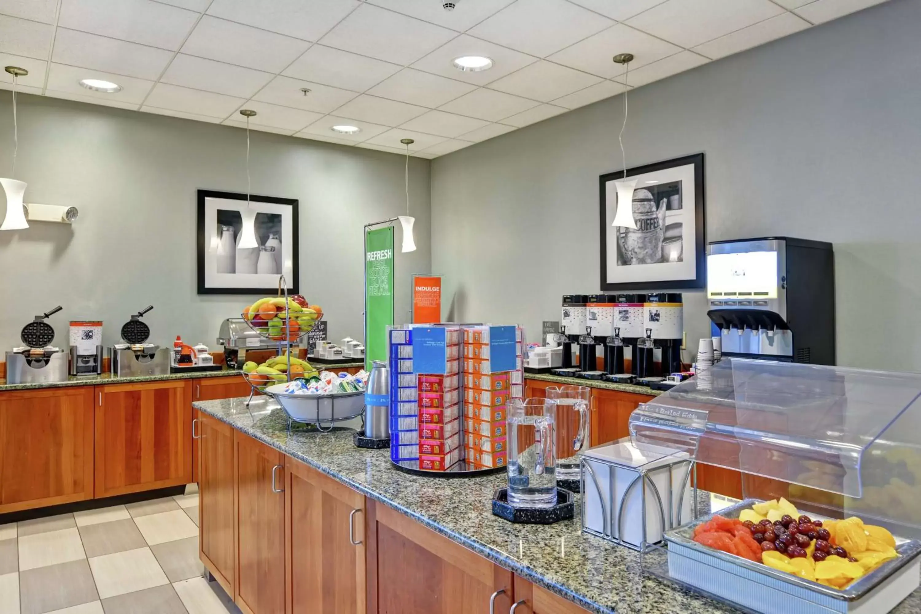 Dining area in Hampton Inn Lewisburg