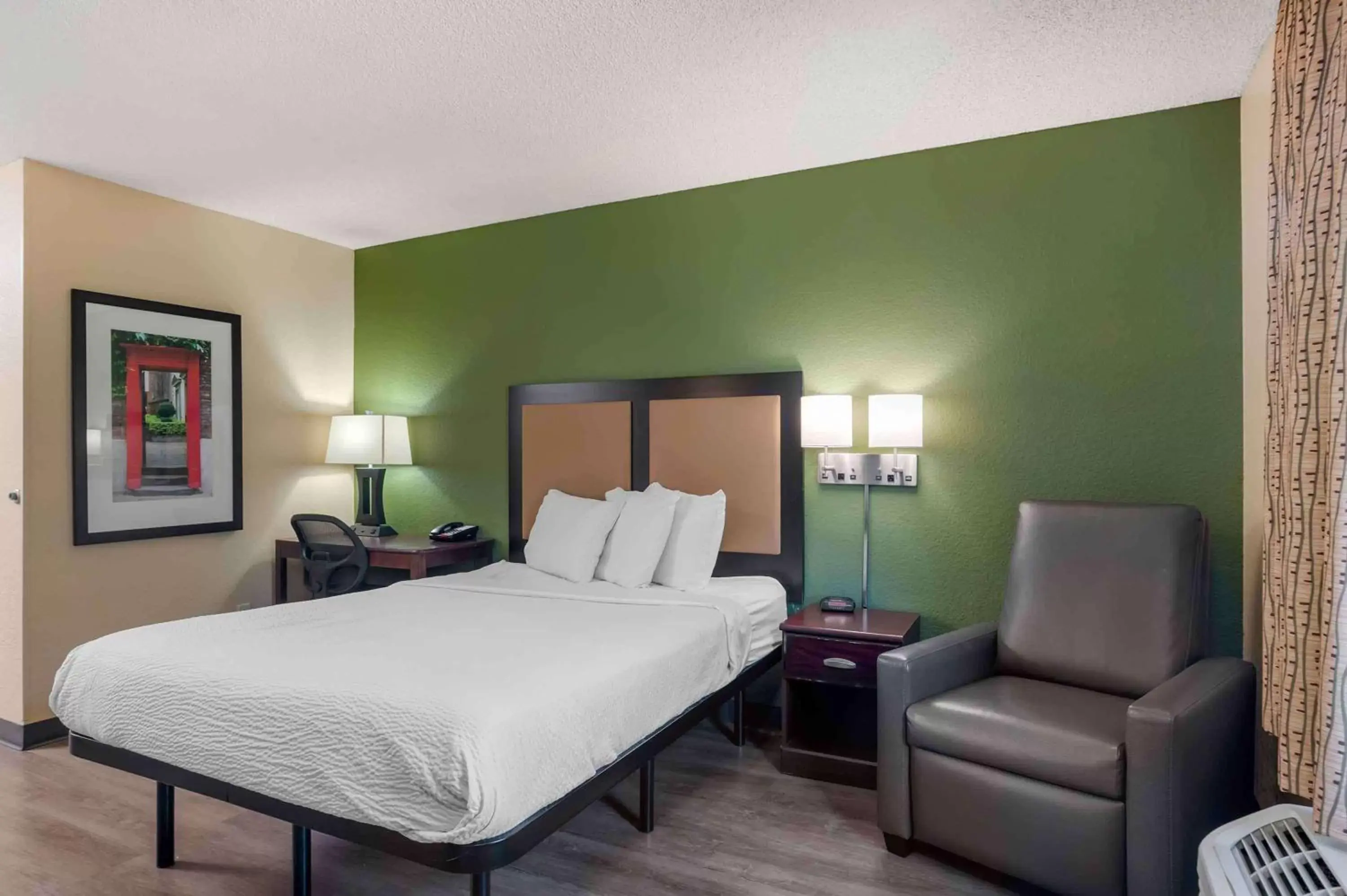 Bedroom, Bed in Extended Stay America Suites - Orange County - Lake Forest