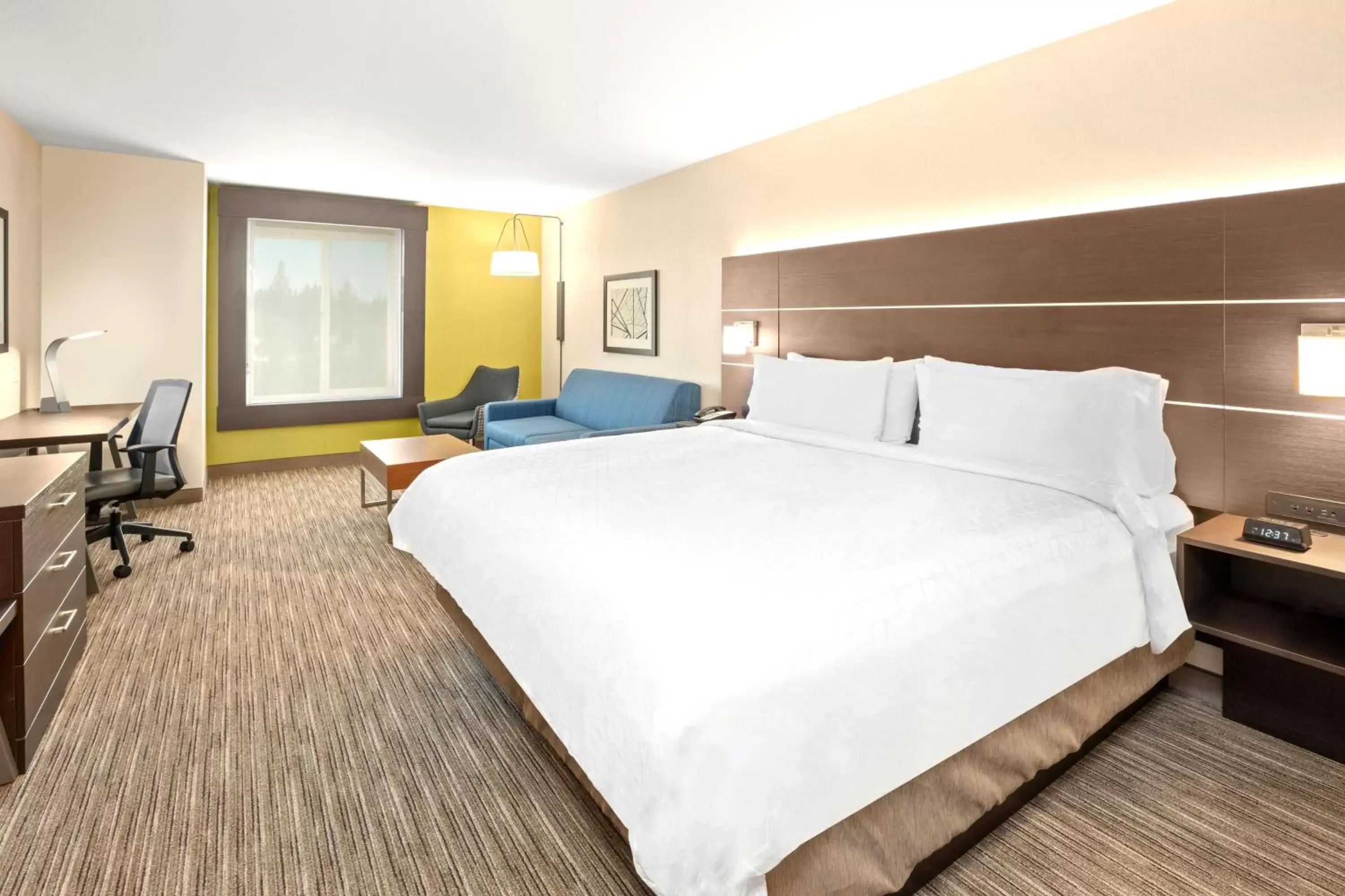 Photo of the whole room, Bed in Holiday Inn Express Hotel & Suites Marysville, an IHG Hotel