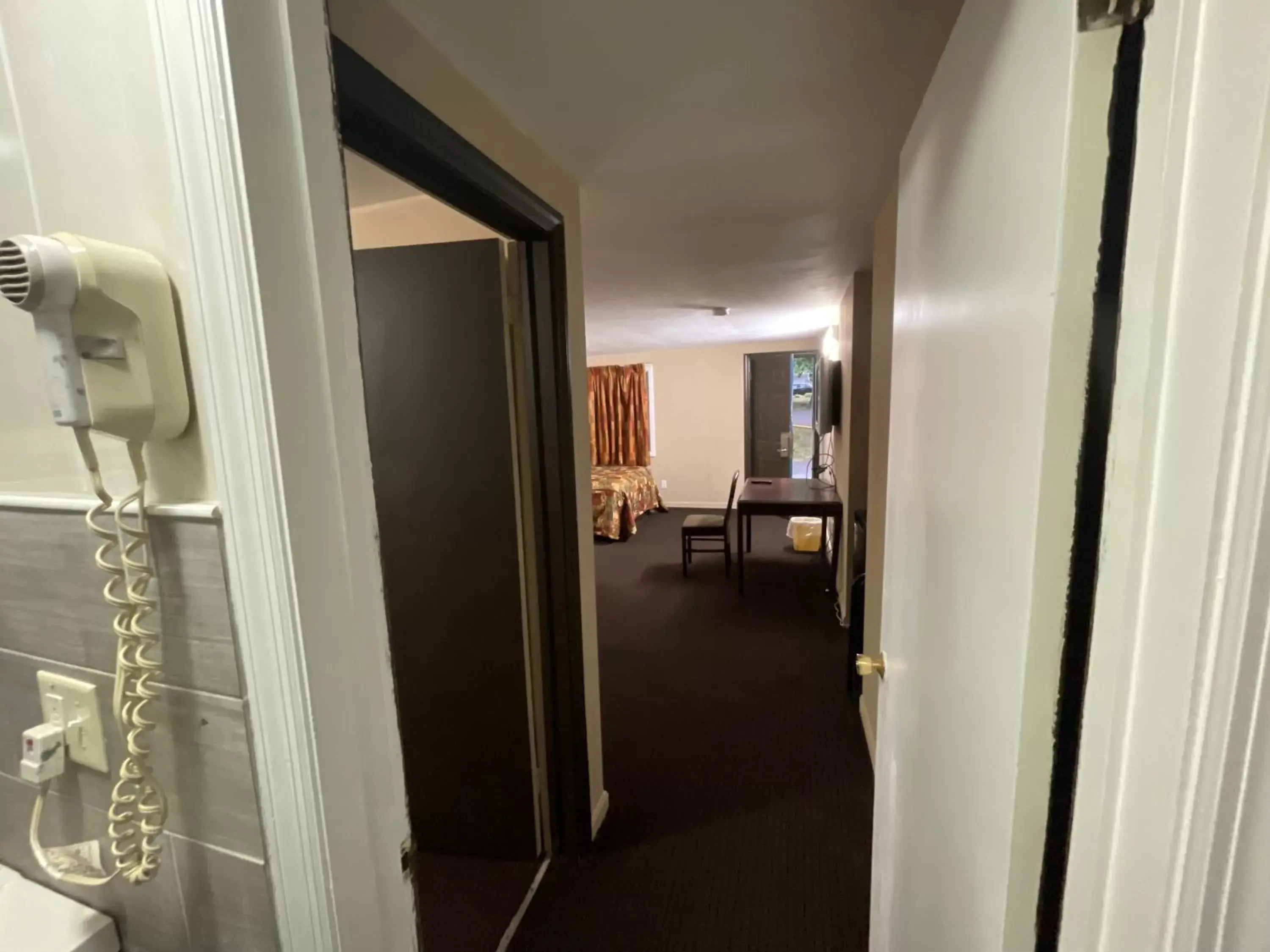 Bedroom, Bathroom in Pennswoods Inn