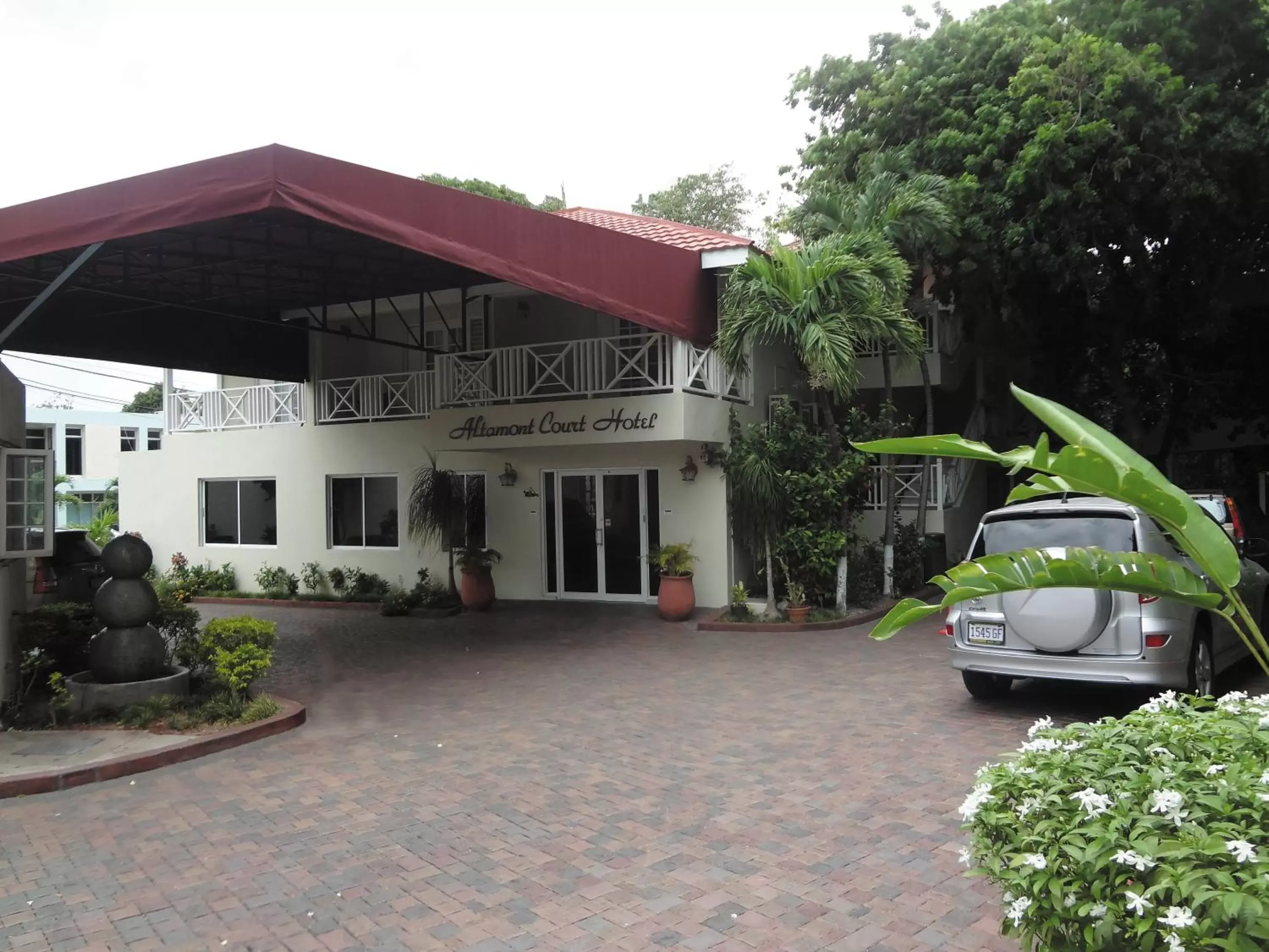 Day, Facade/Entrance in Altamont Court Hotel