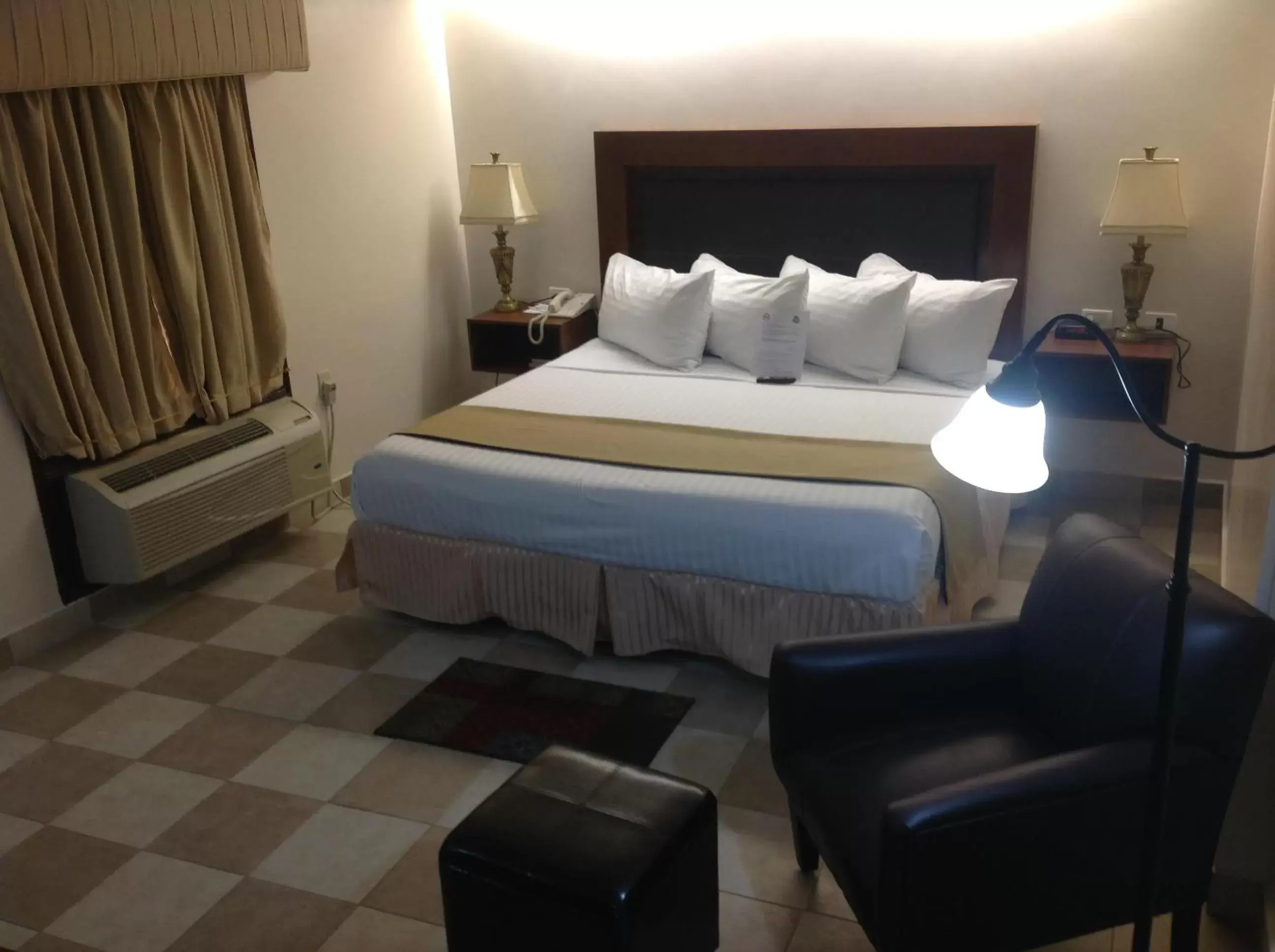 Photo of the whole room, Bed in Best Western Hotel Plaza Matamoros