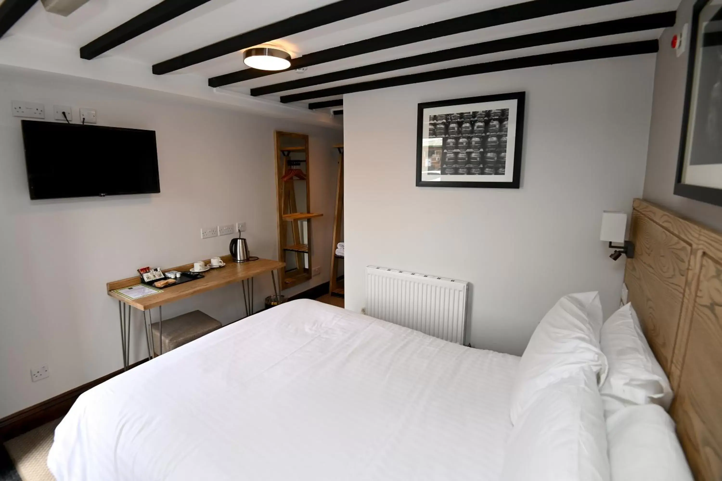 Bedroom, Bed in Swan, Thatcham by Marston's Inns