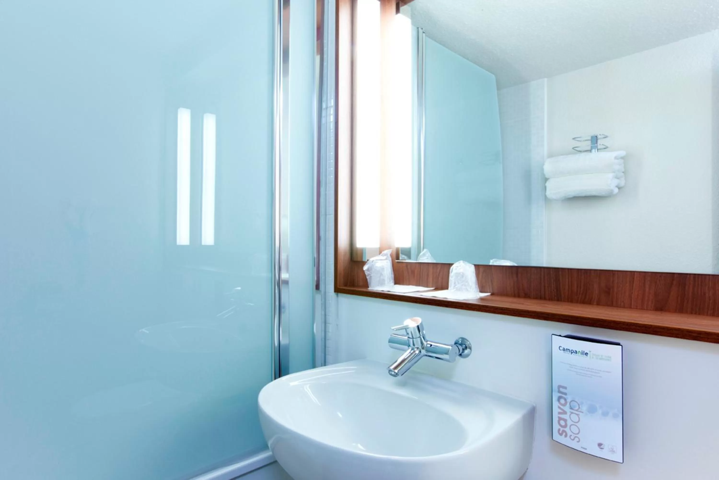 Bathroom in Campanile Valenciennes - Petite-Forêt