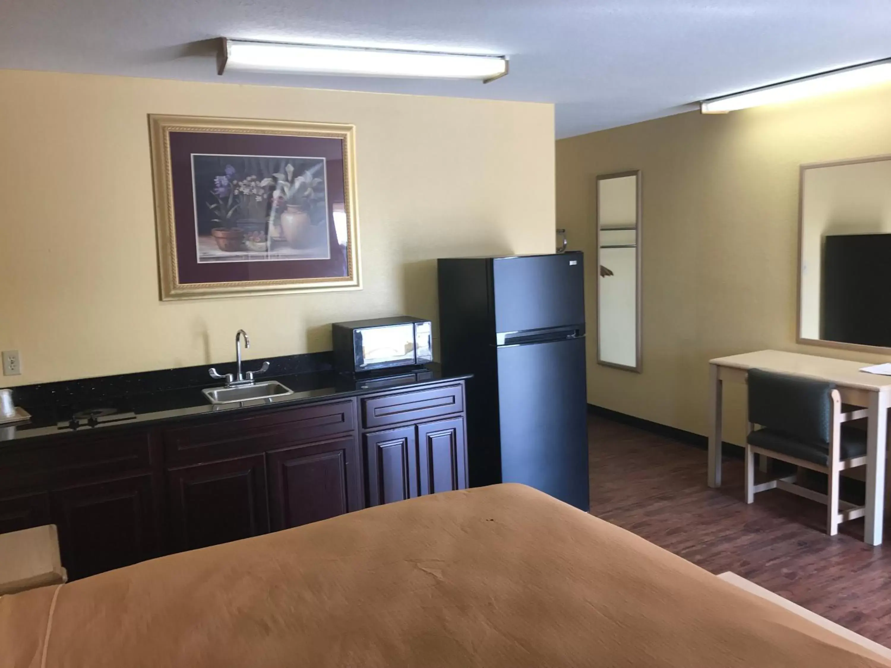 Bedroom, Kitchen/Kitchenette in Village Inn Cotulla