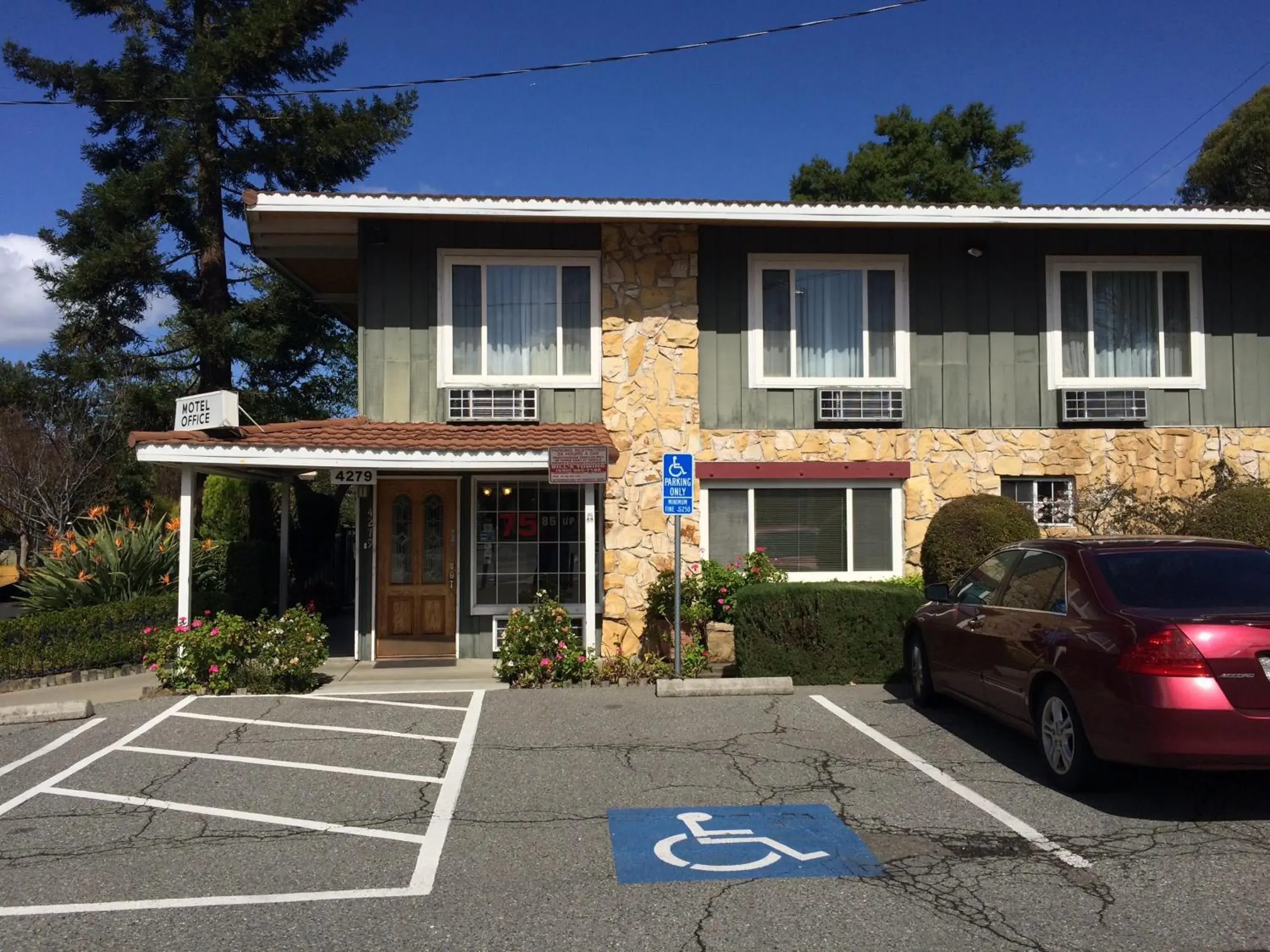 Facade/entrance, Property Building in Oak Motel