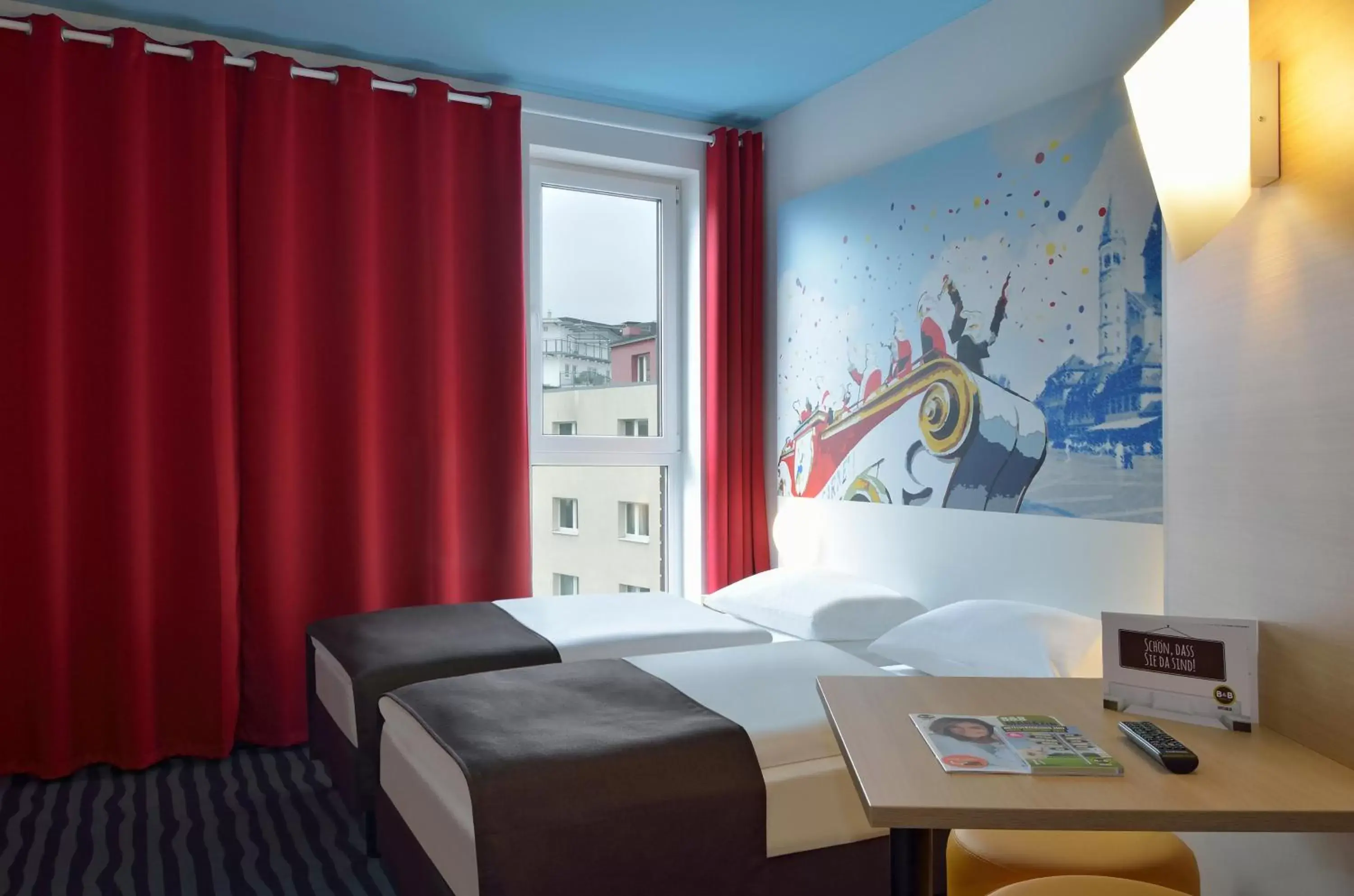 Photo of the whole room, Bed in B&B Hotel Mainz-Hbf