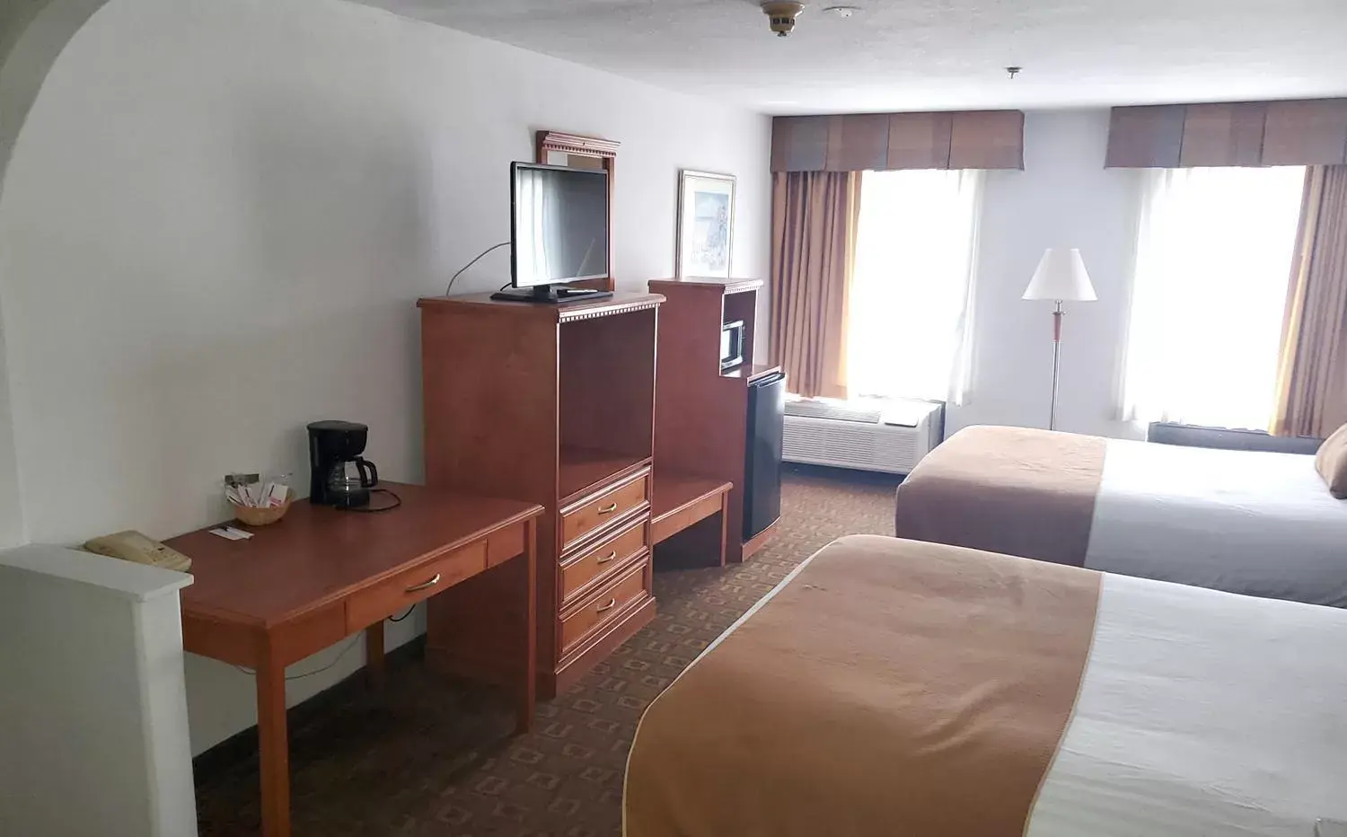 Bed, TV/Entertainment Center in Coratel Inn & Suites by Jasper New Braunfels IH-35 EXT 189