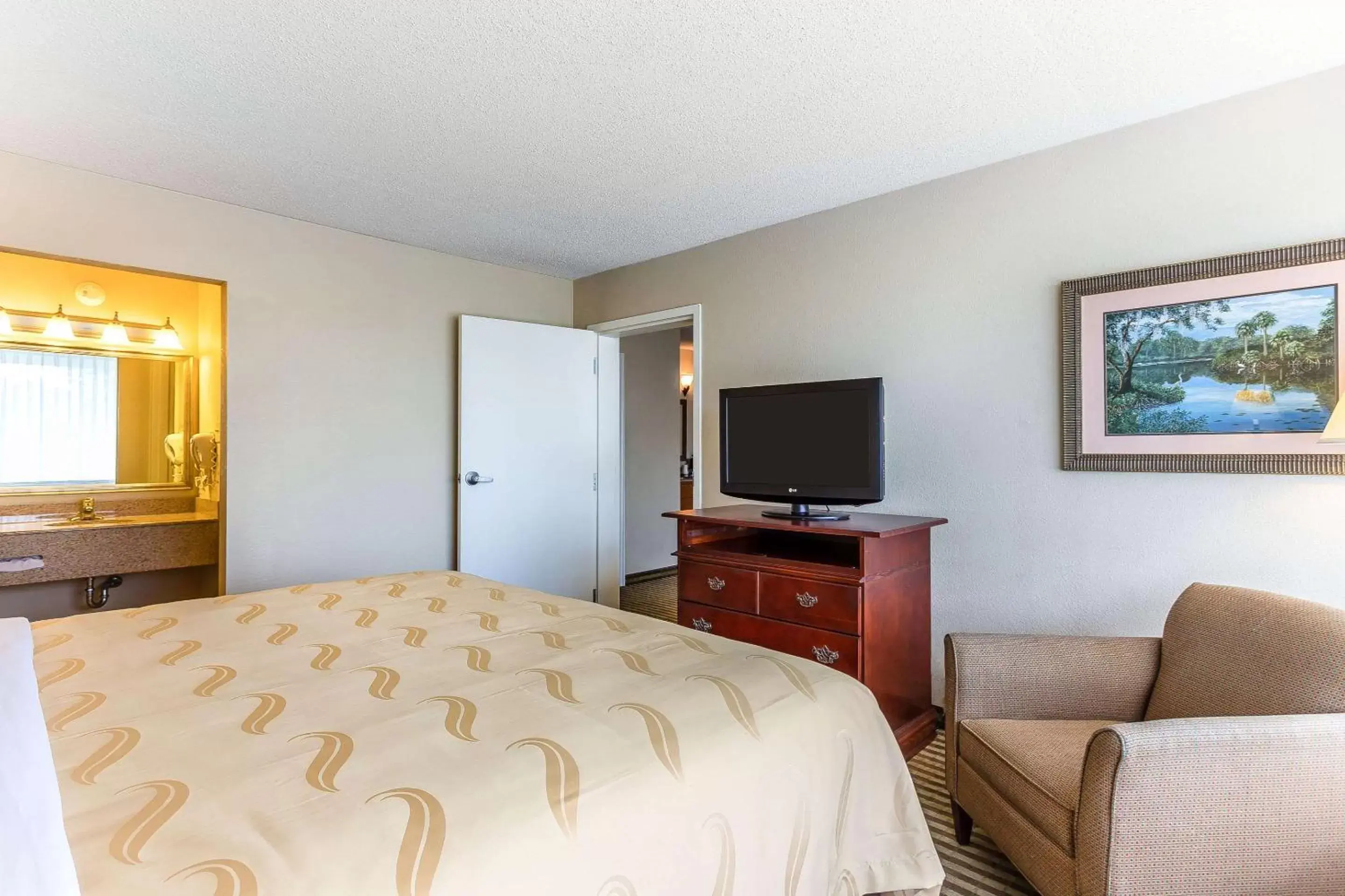 Photo of the whole room, TV/Entertainment Center in Quality Inn & Suites Georgetown