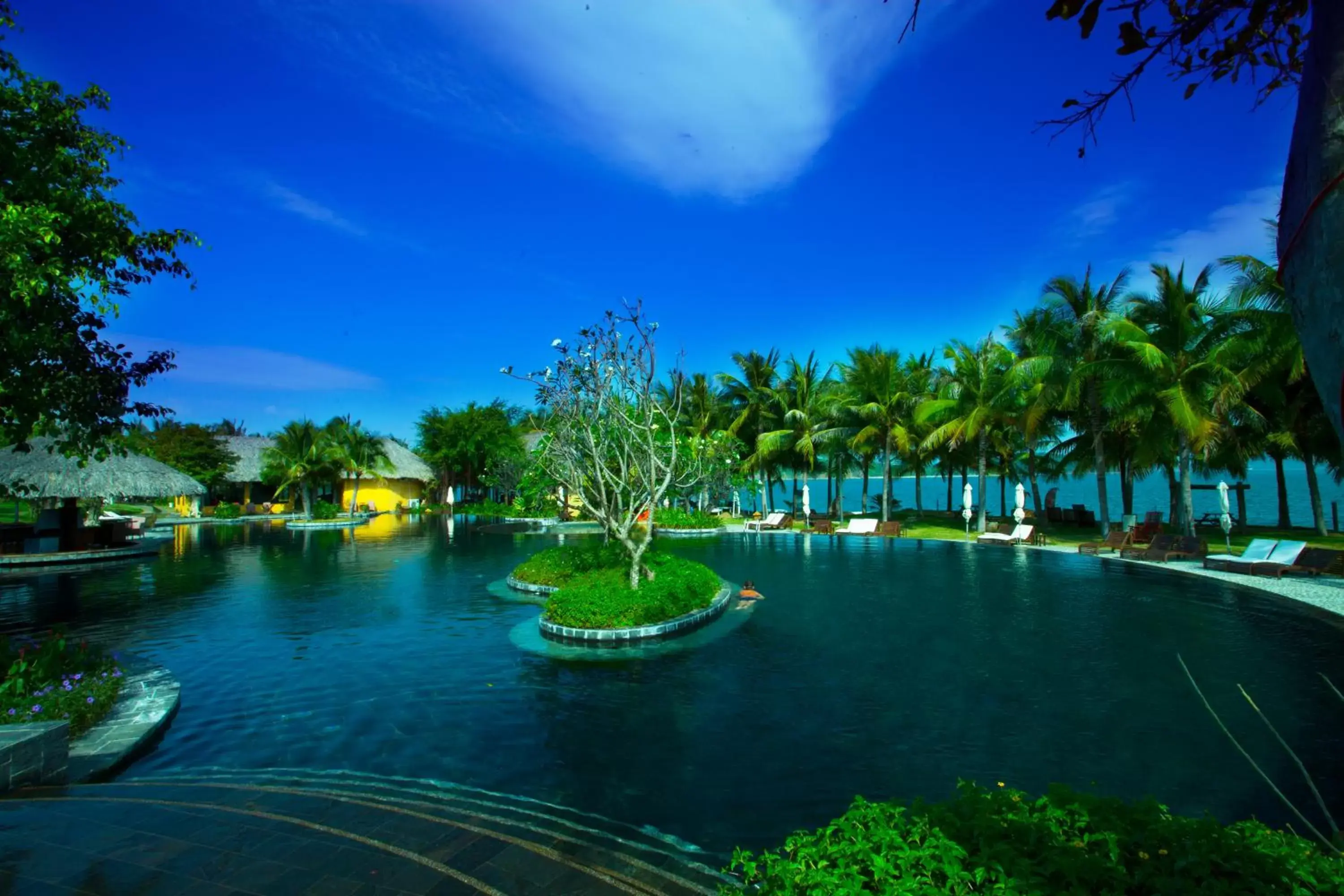 Swimming pool in Hon Tam Resort