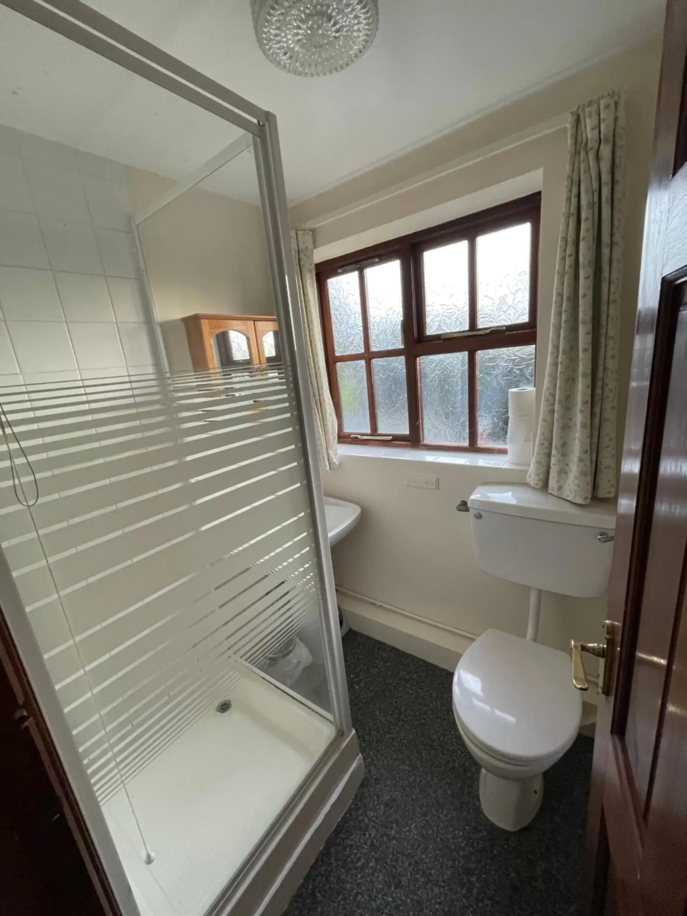 Shower, Bathroom in Halfway House Inn & Cottages