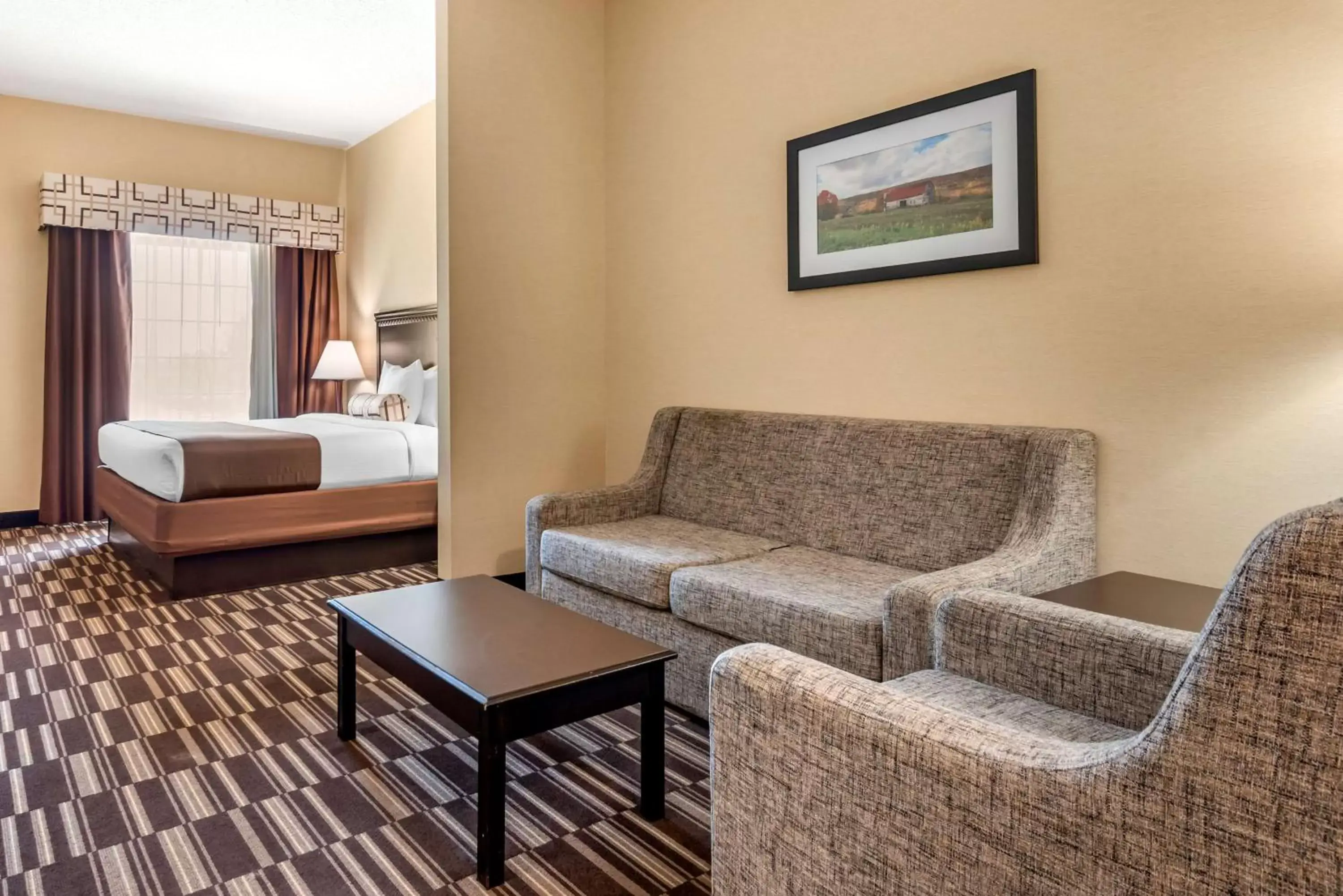 Bedroom, Seating Area in Best Western PLUS Victor Inn & Suites